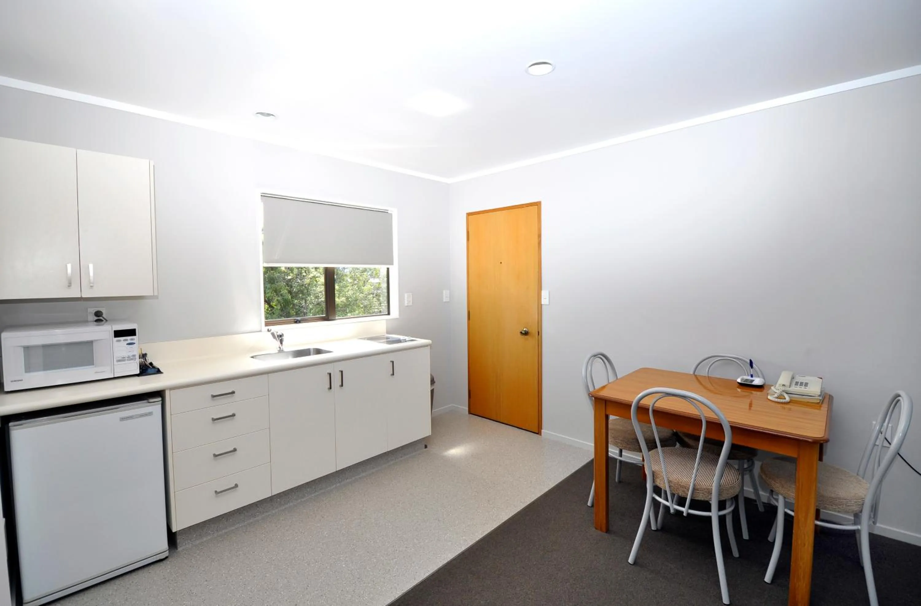 Kitchen or kitchenette in Knightsbridge Court Motor Lodge