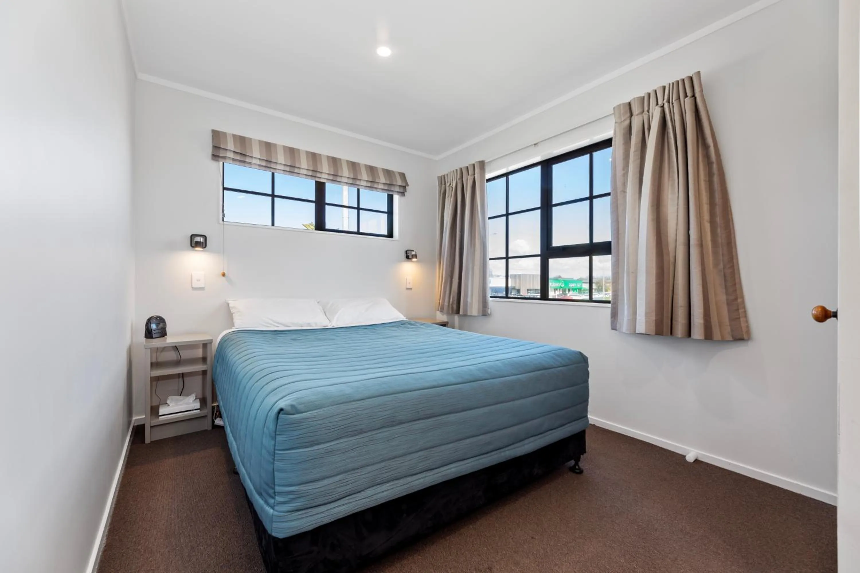 Bed in Knightsbridge Court Motor Lodge