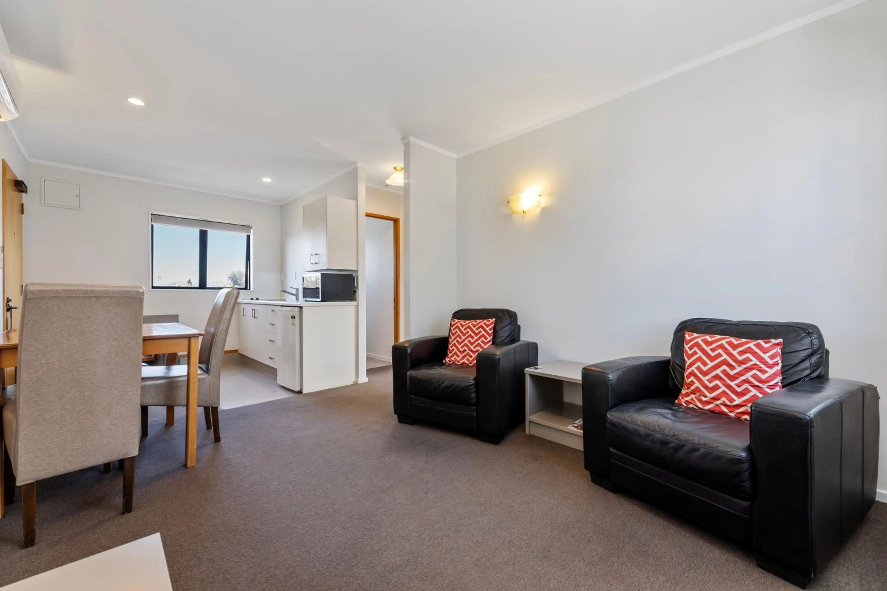 TV and multimedia in Knightsbridge Court Motor Lodge