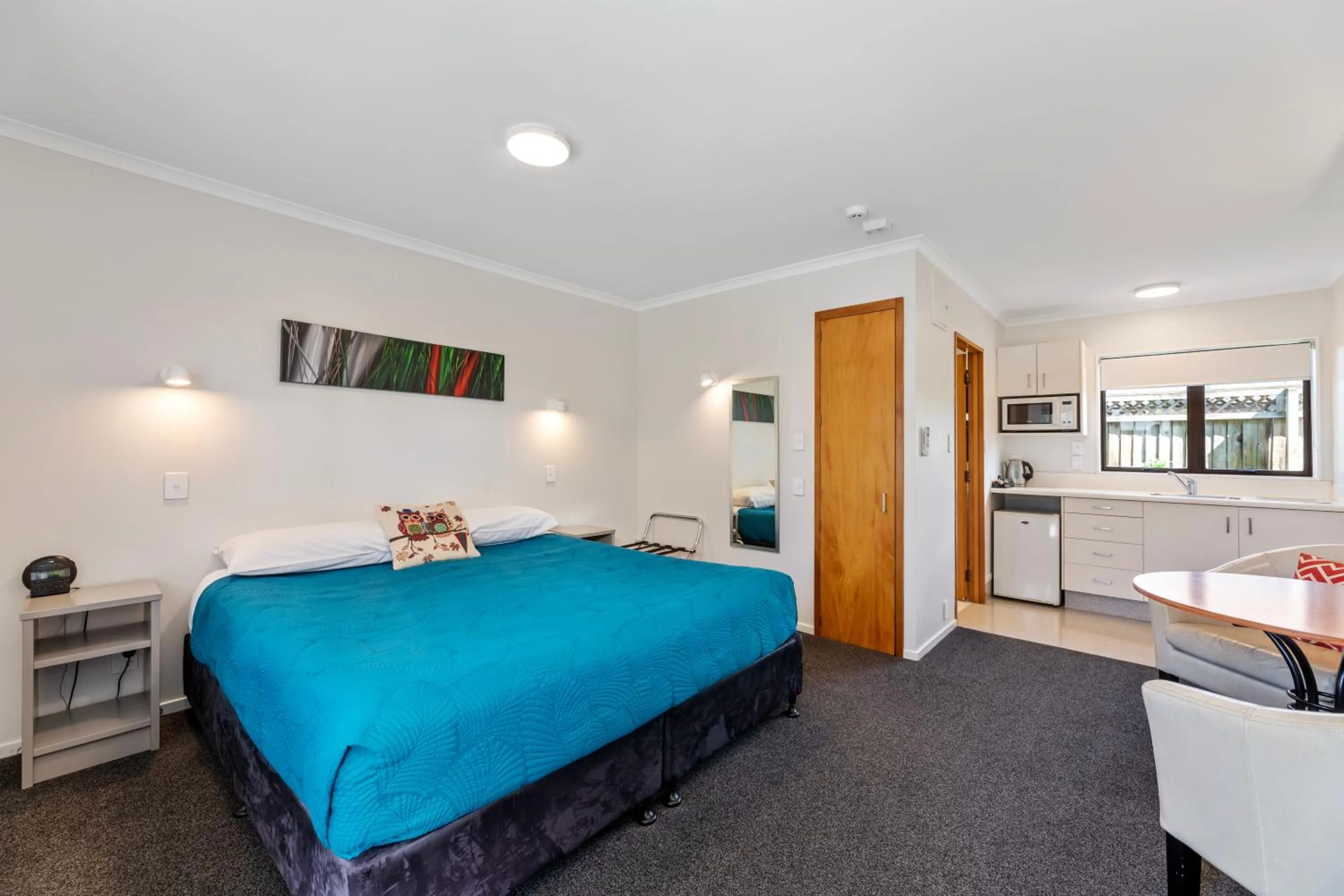 Bed in Knightsbridge Court Motor Lodge