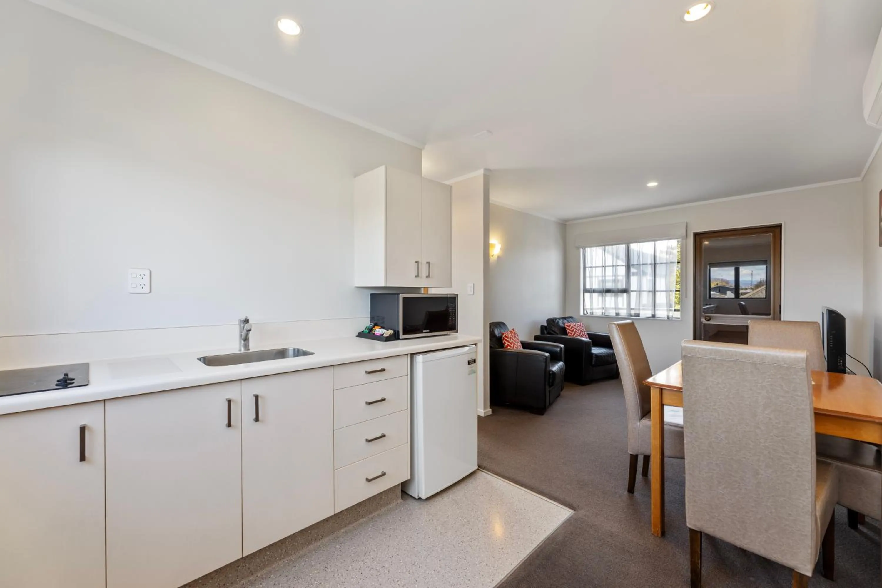 Kitchen or kitchenette in Knightsbridge Court Motor Lodge