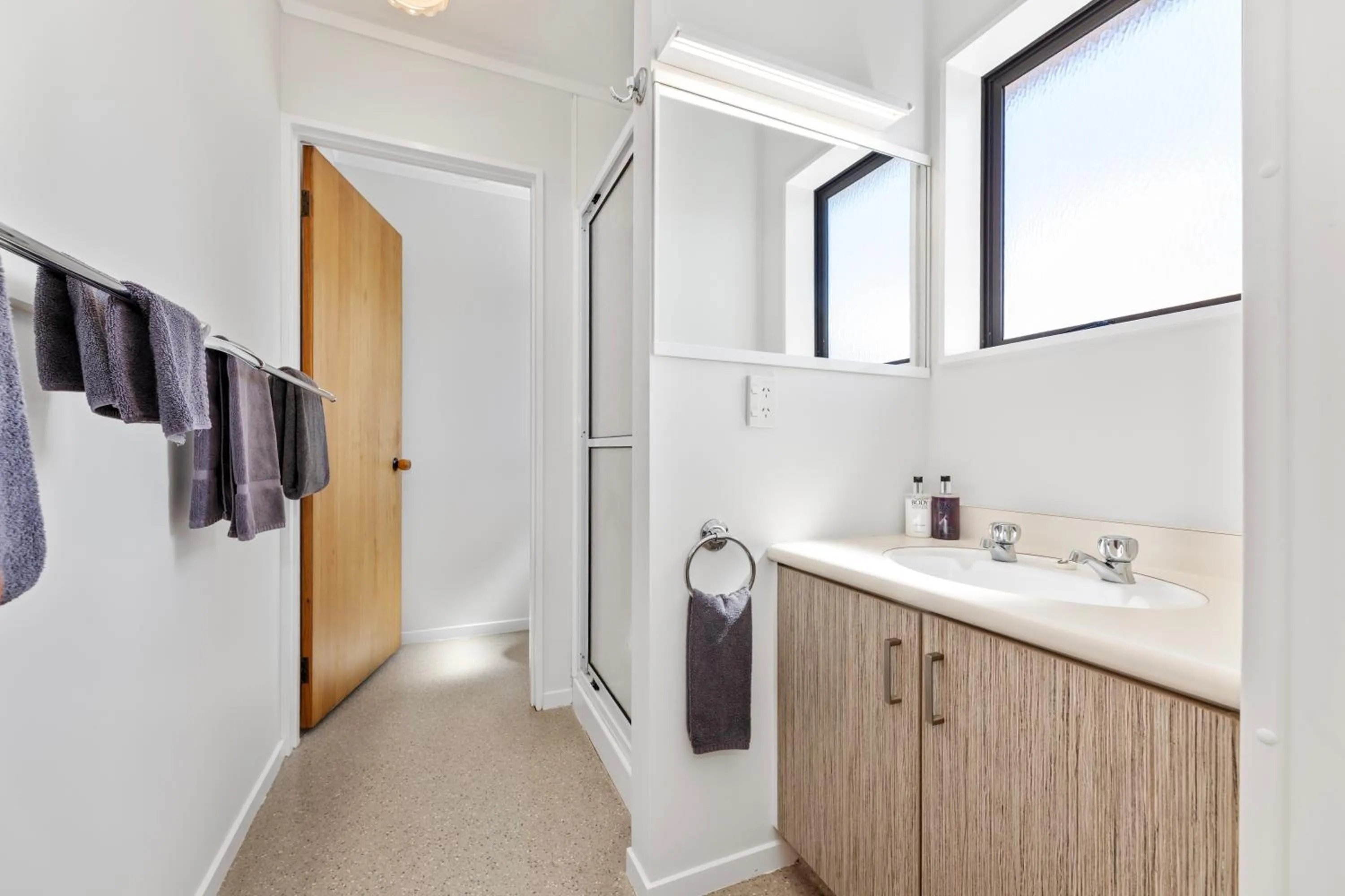 Toilet in Knightsbridge Court Motor Lodge