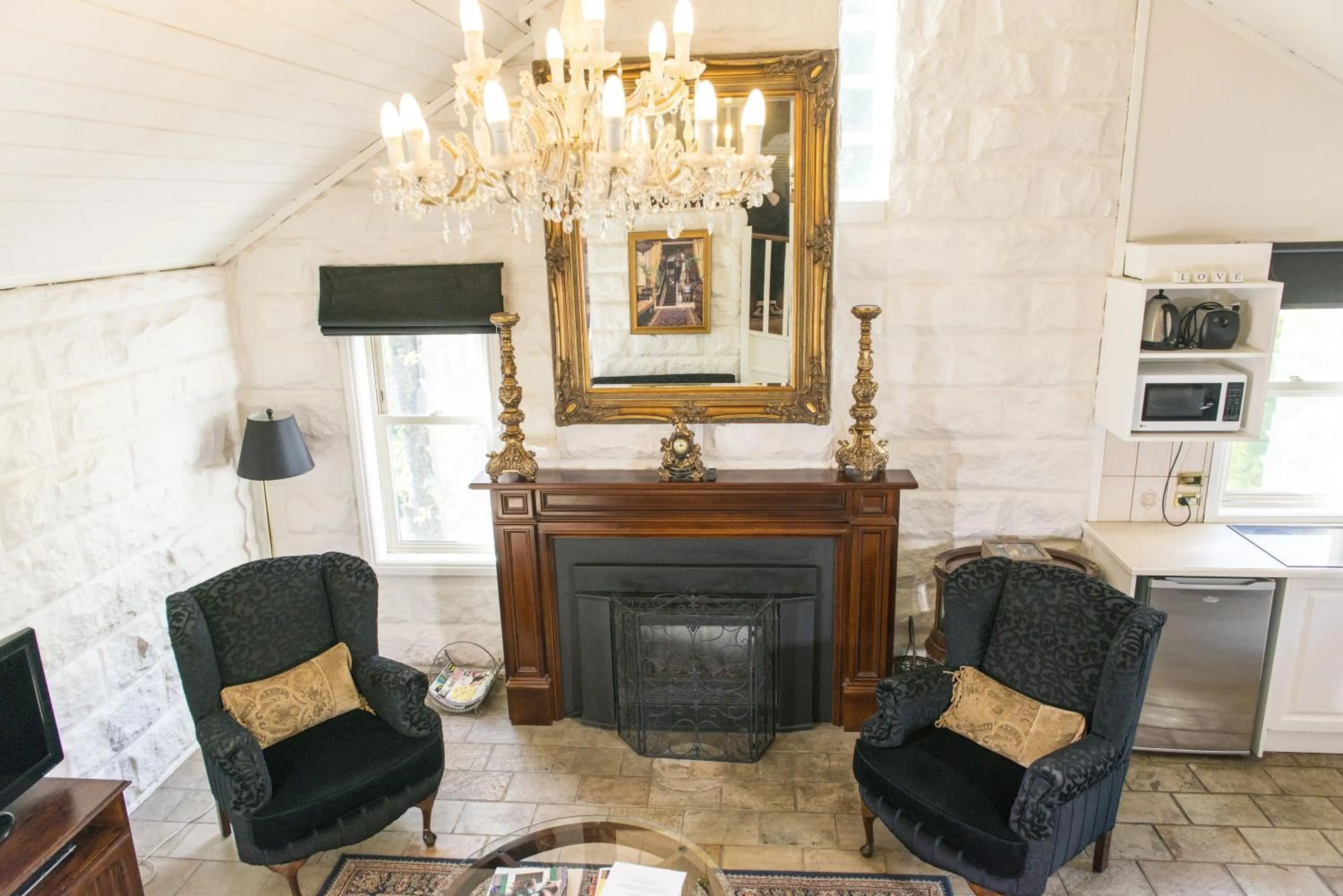 TV and multimedia in A Loft In The Mill Boutique Accommodation