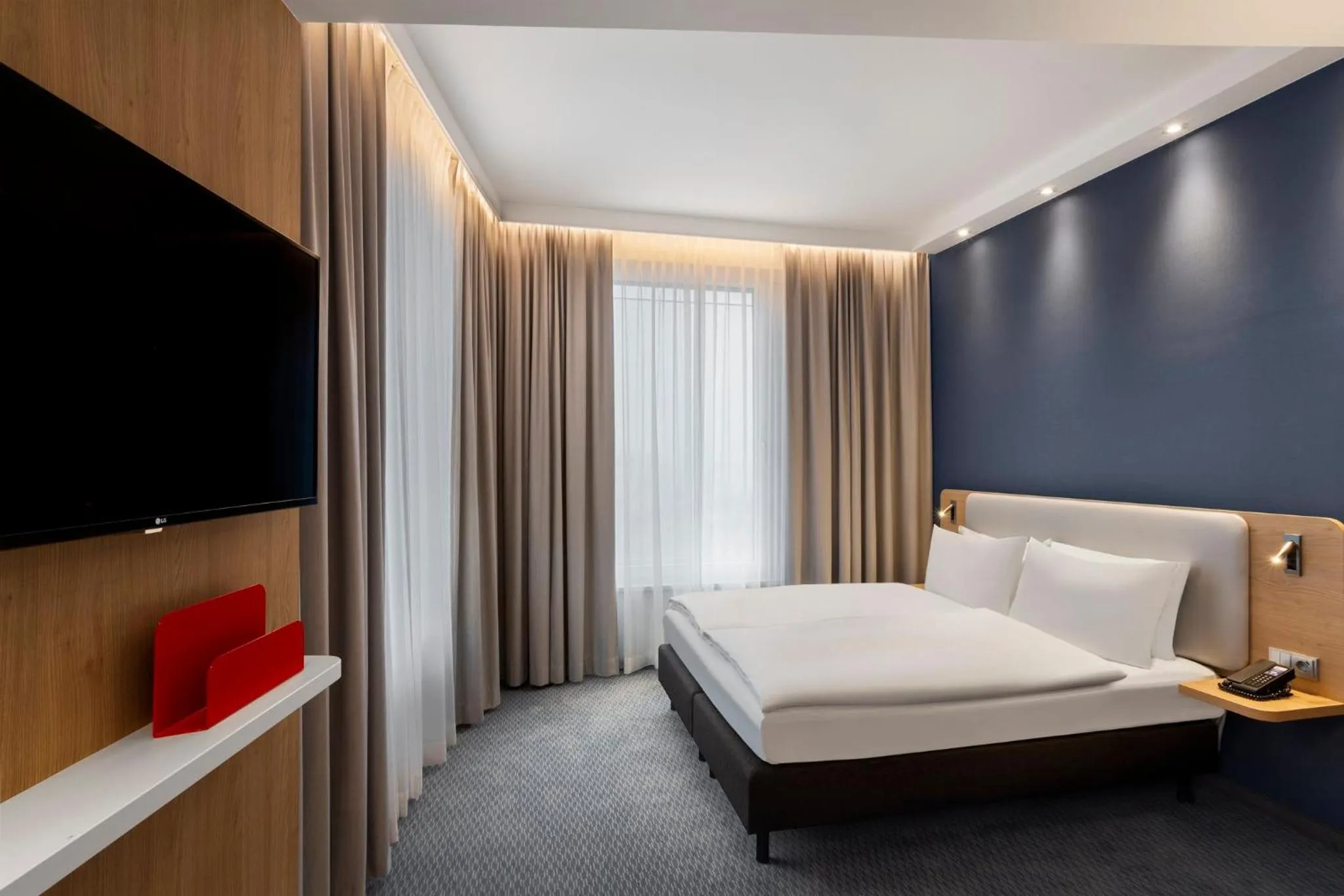 Photo of the whole room, Bed in Holiday Inn Express Munich City West by IHG