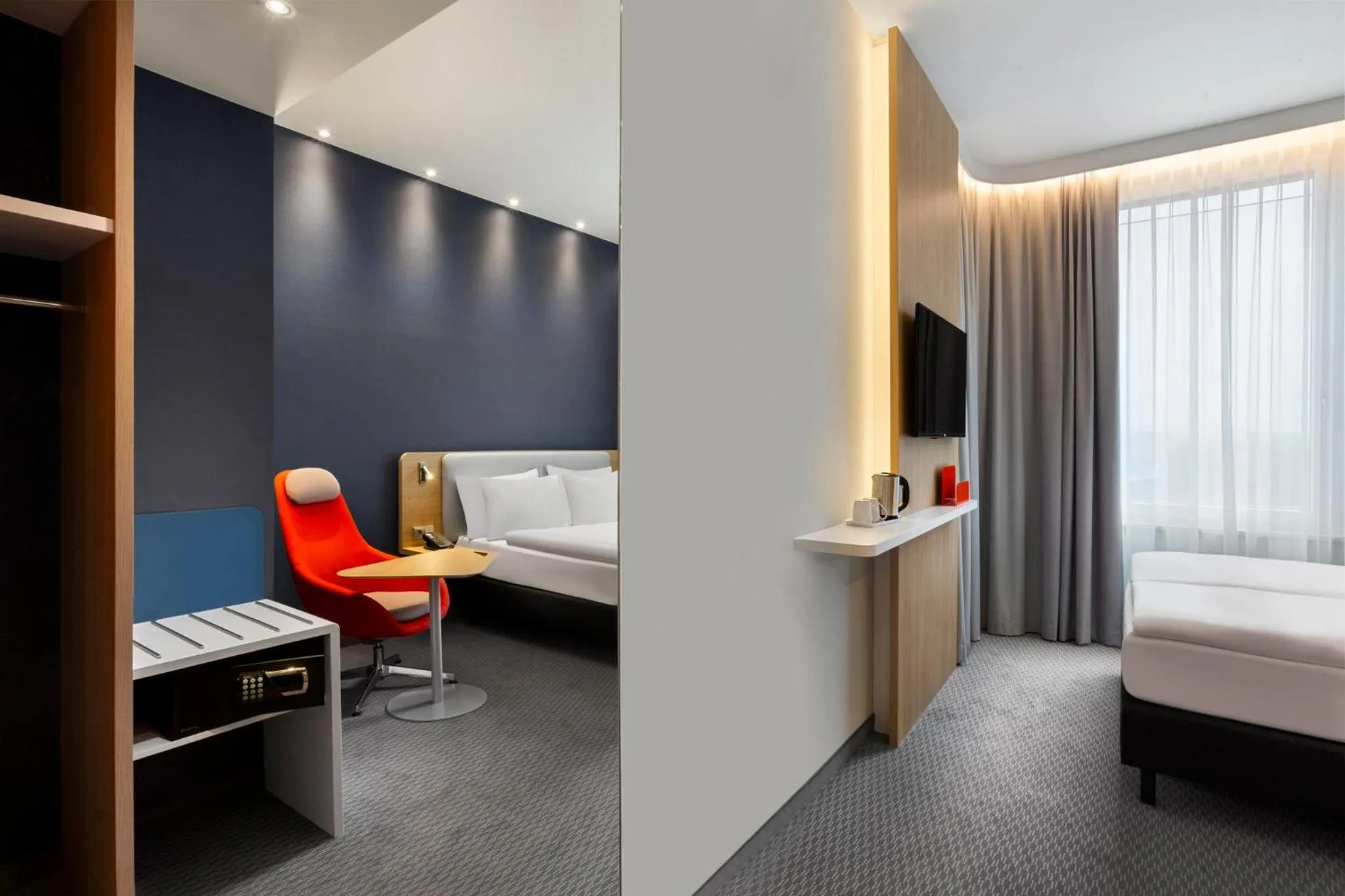 Photo of the whole room, Bed in Holiday Inn Express Munich City West by IHG