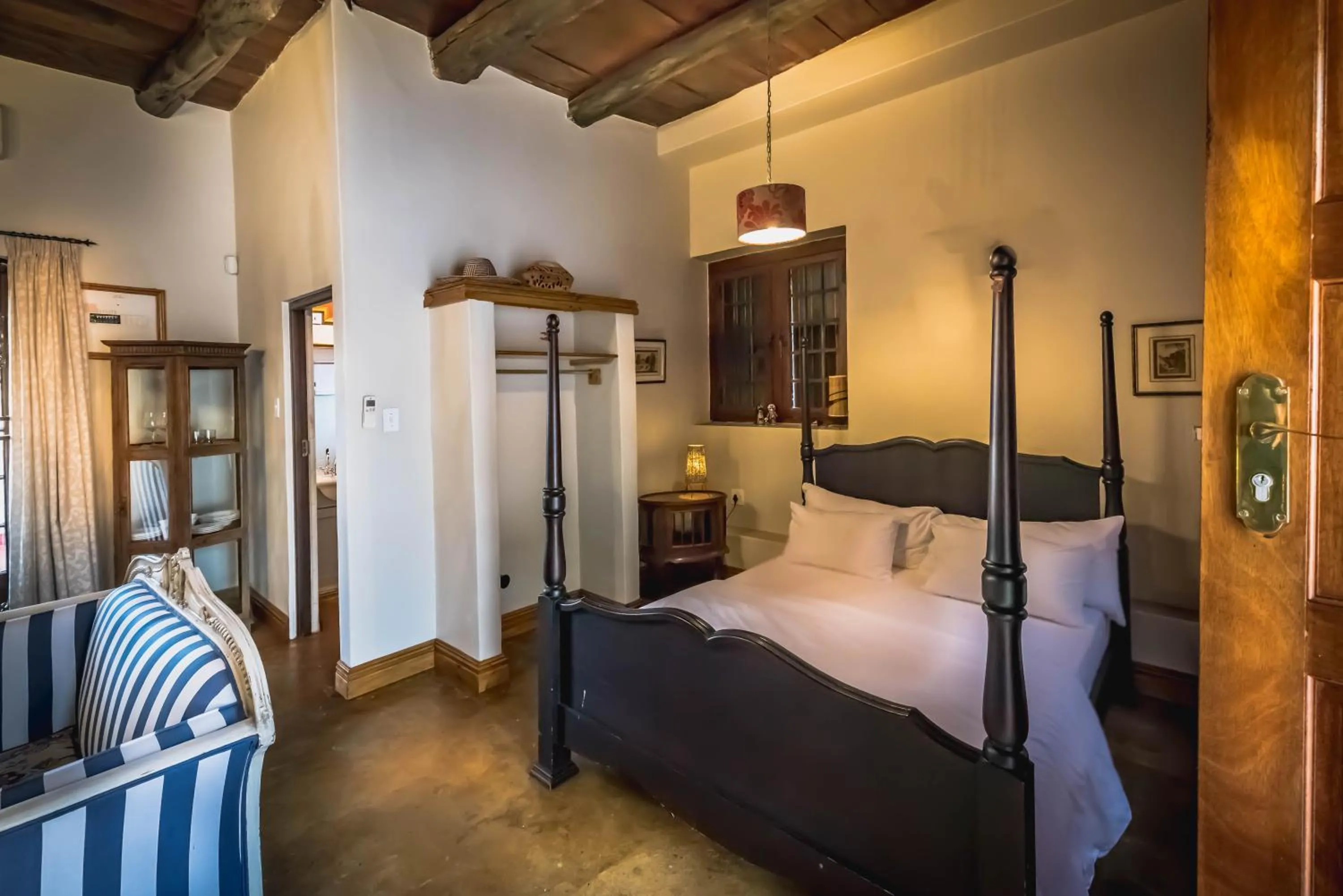 Shower, Bed in De Leeuwenhof Estate