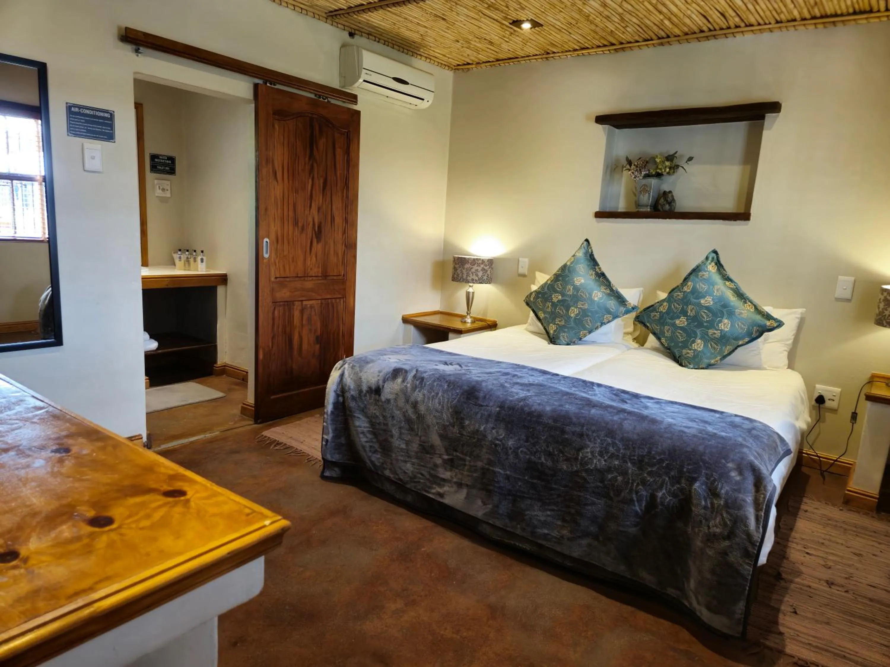 Shower, Bed in De Leeuwenhof Estate