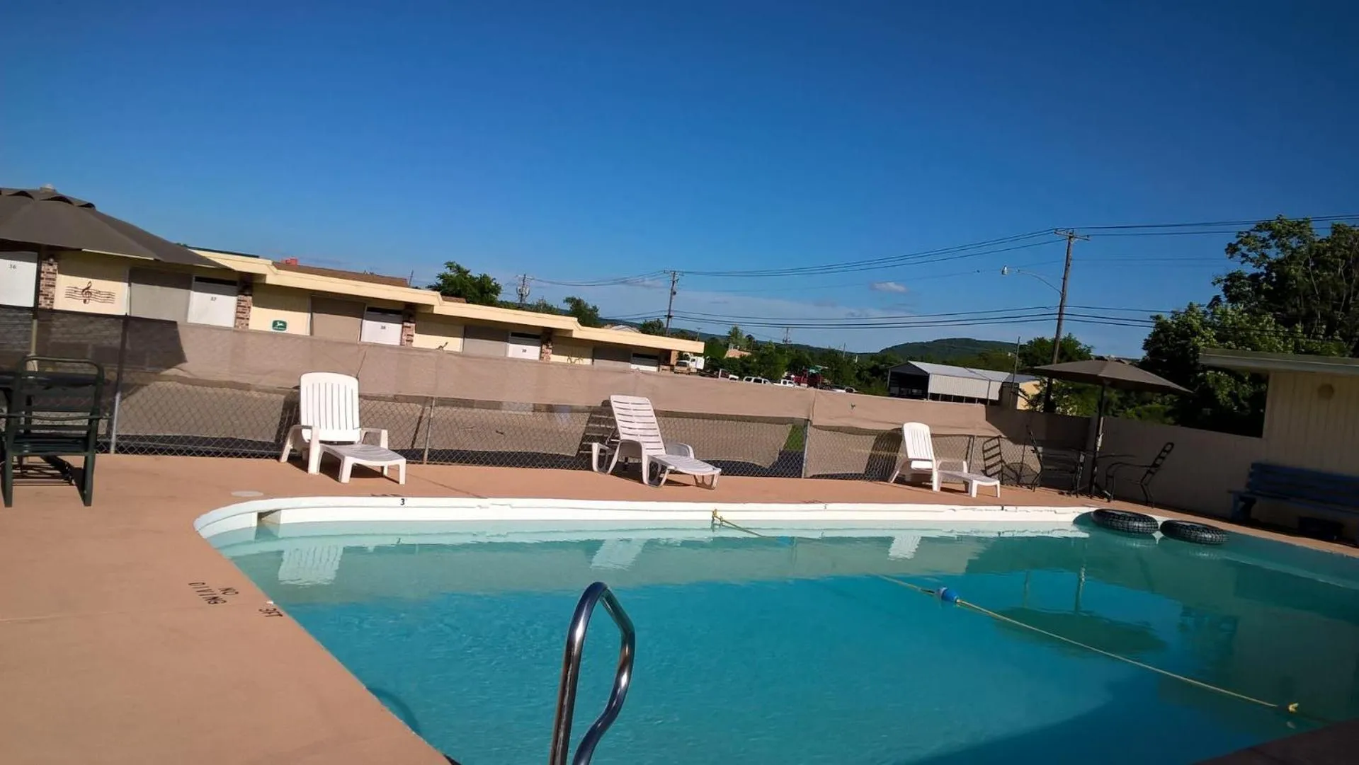 Day in Dogwood Motel