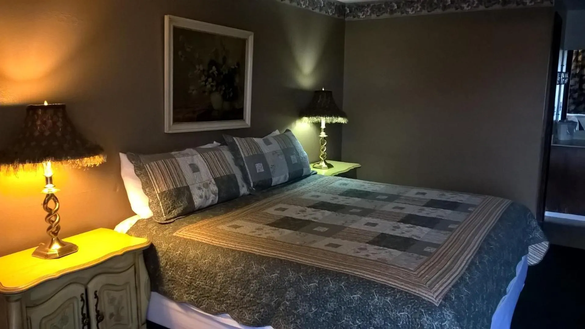 Photo of the whole room, Bed in Dogwood Motel