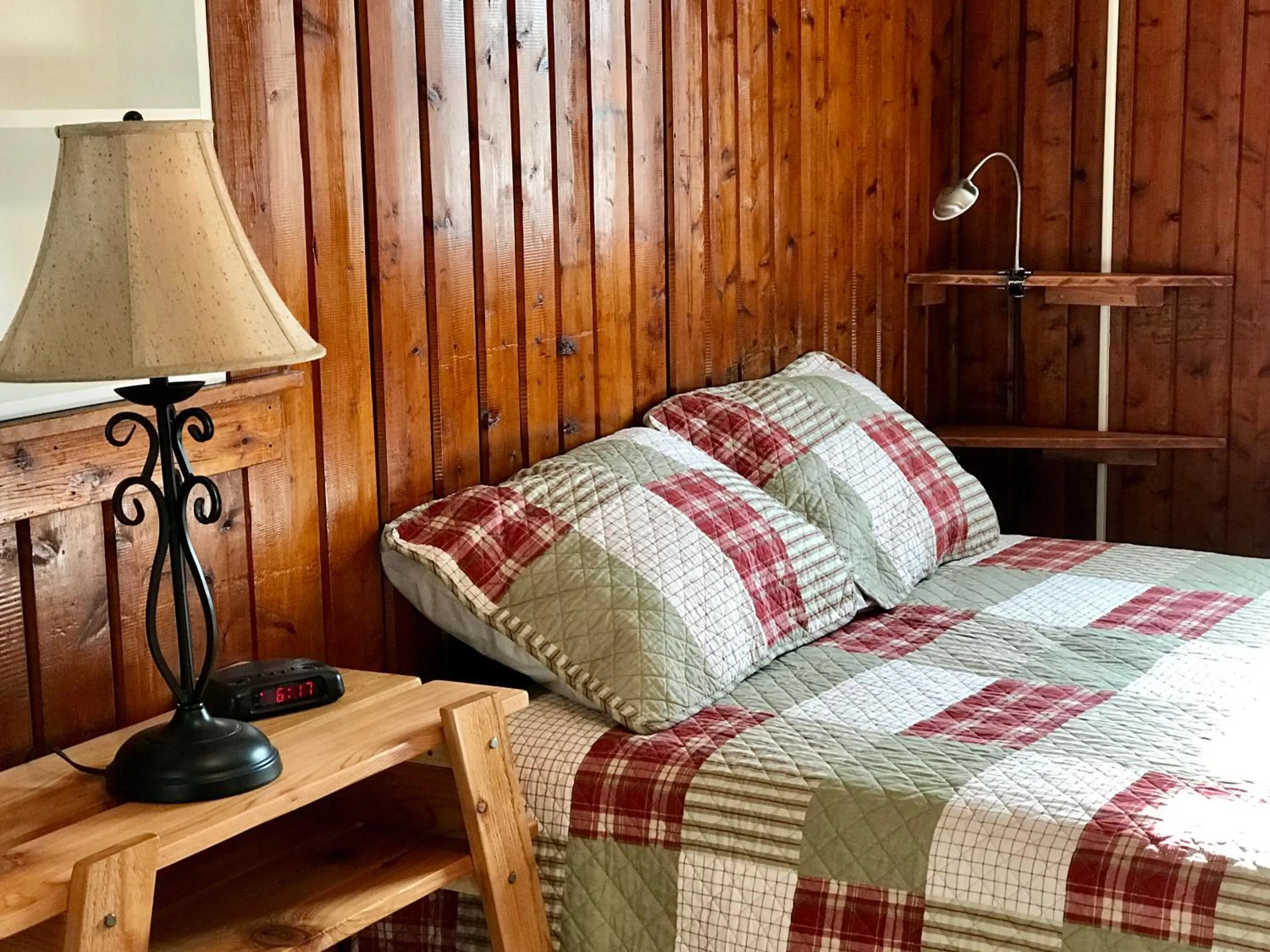 Bedroom, Bed in Cedar Ridge Cabins