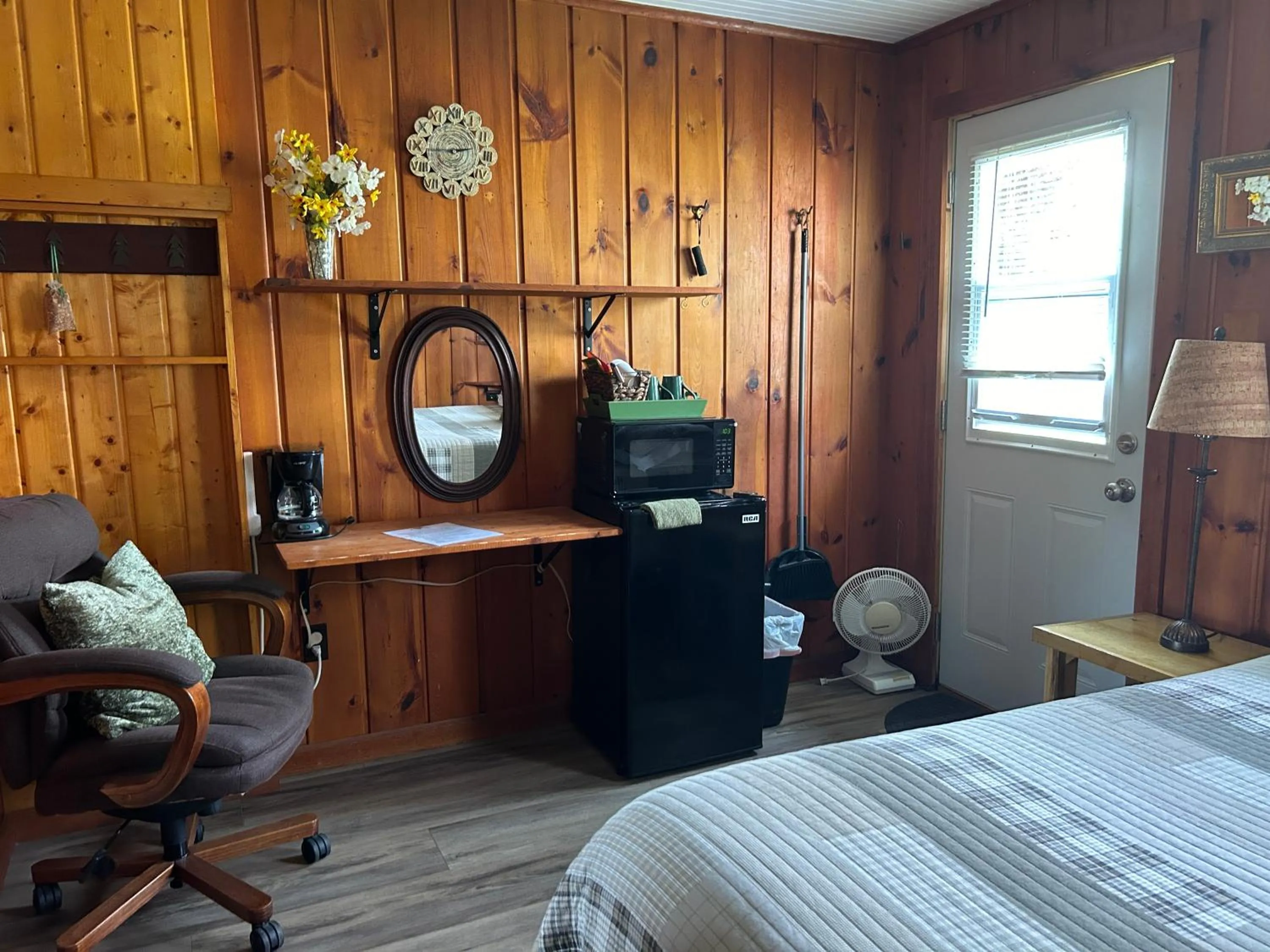 TV and multimedia, Bed in Cedar Ridge Cabins