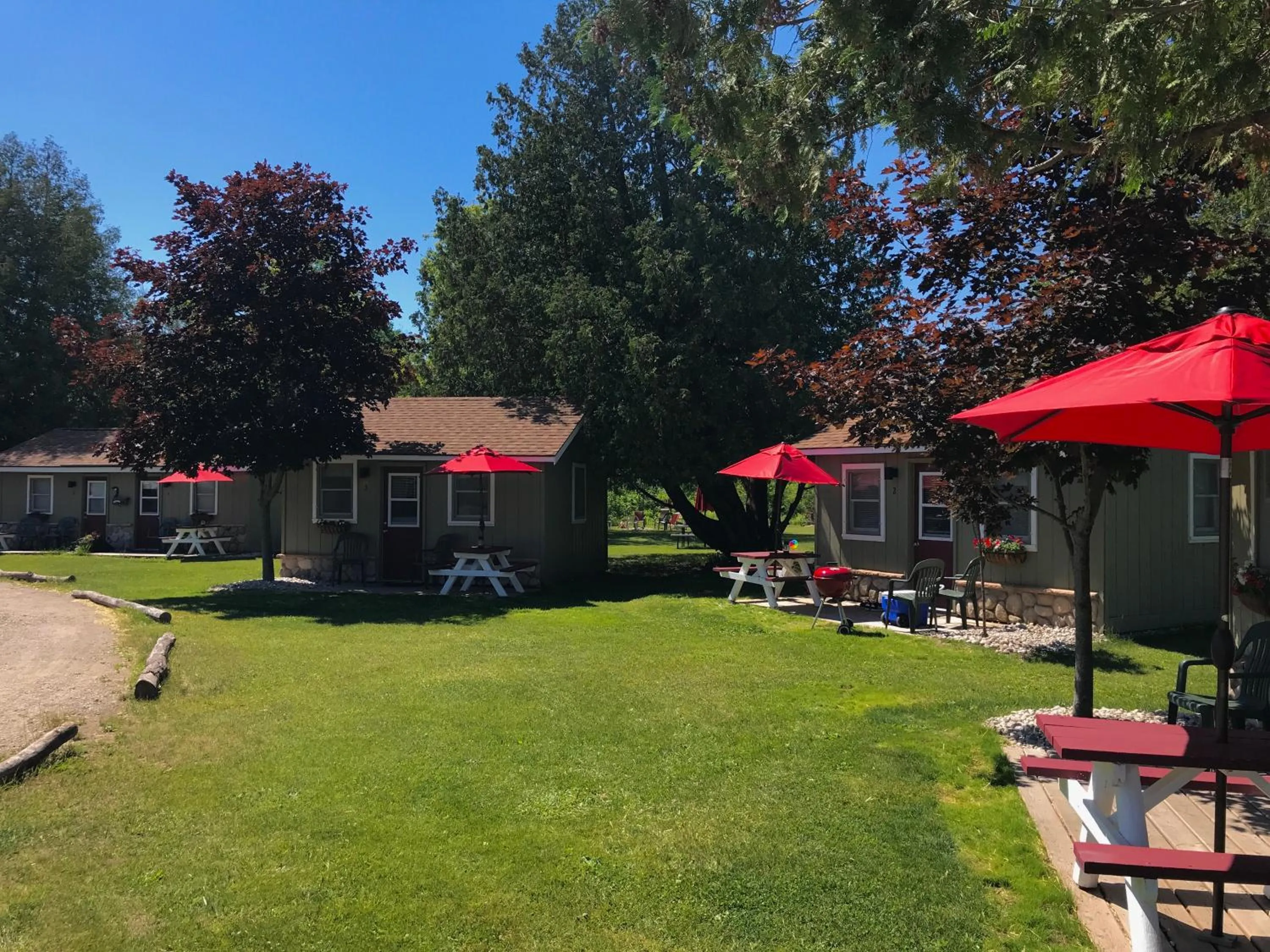 Inner courtyard view in Cedar Ridge Cabins