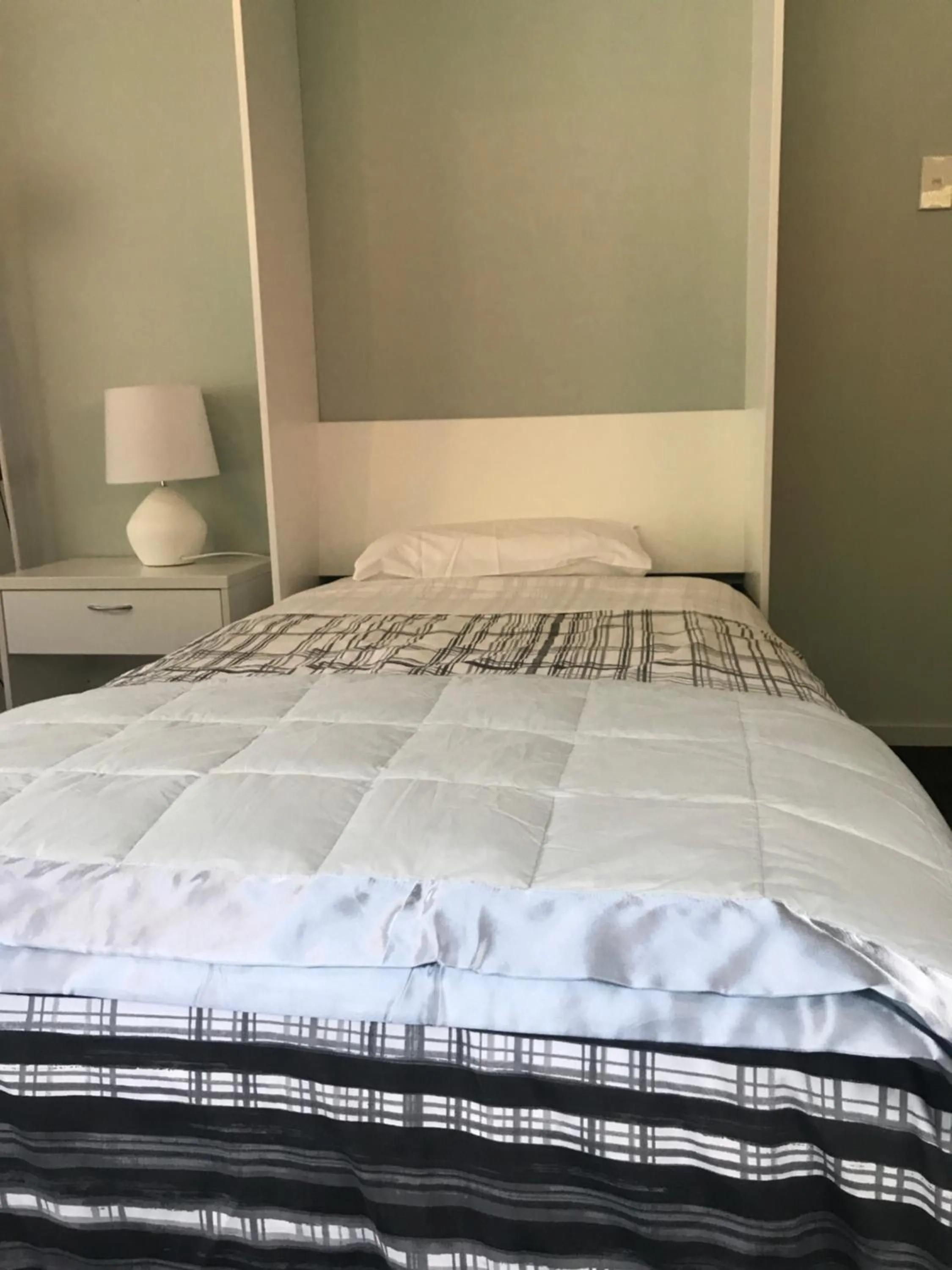 Bedroom, Bed in Rataview