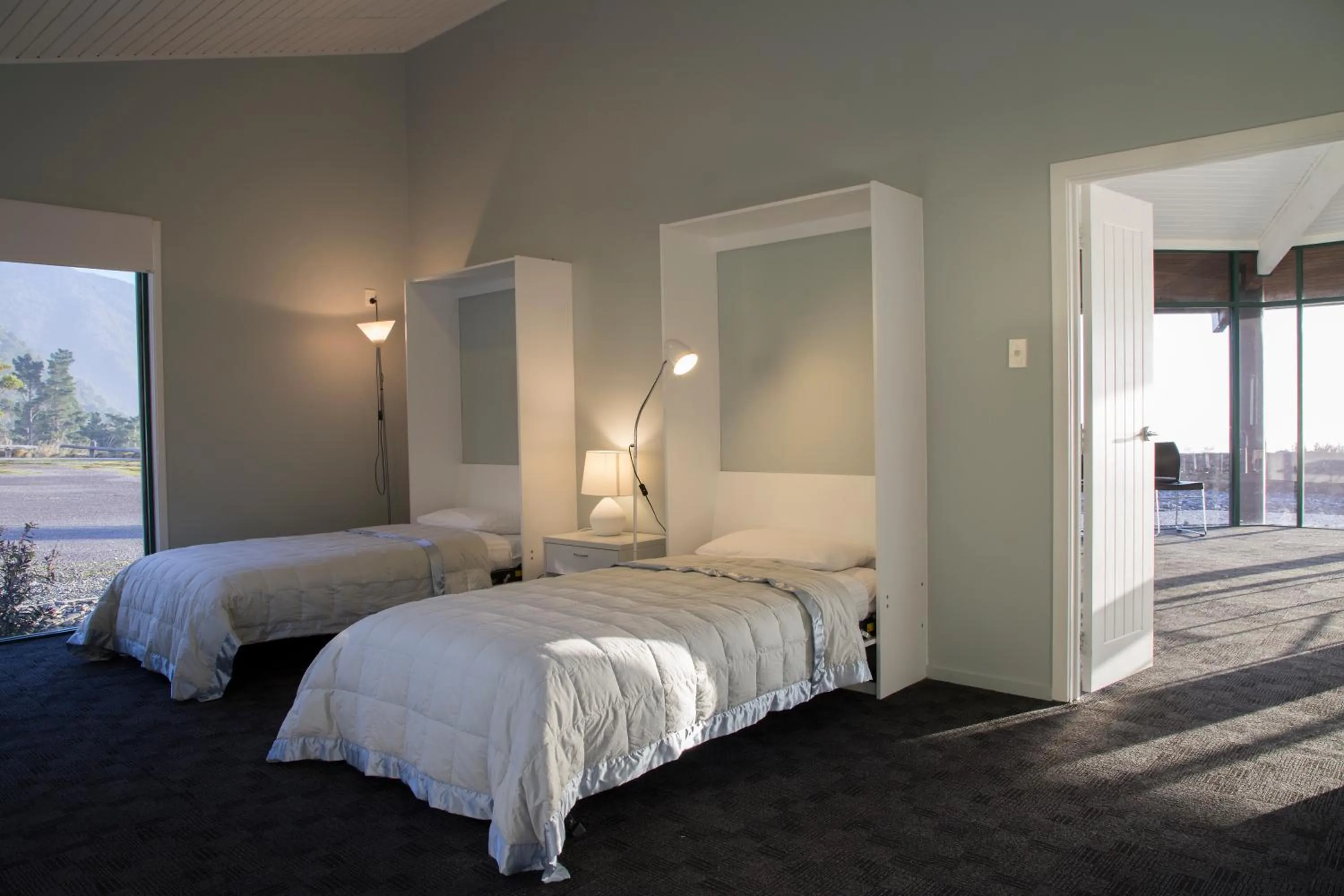 Photo of the whole room, Bed in Rataview