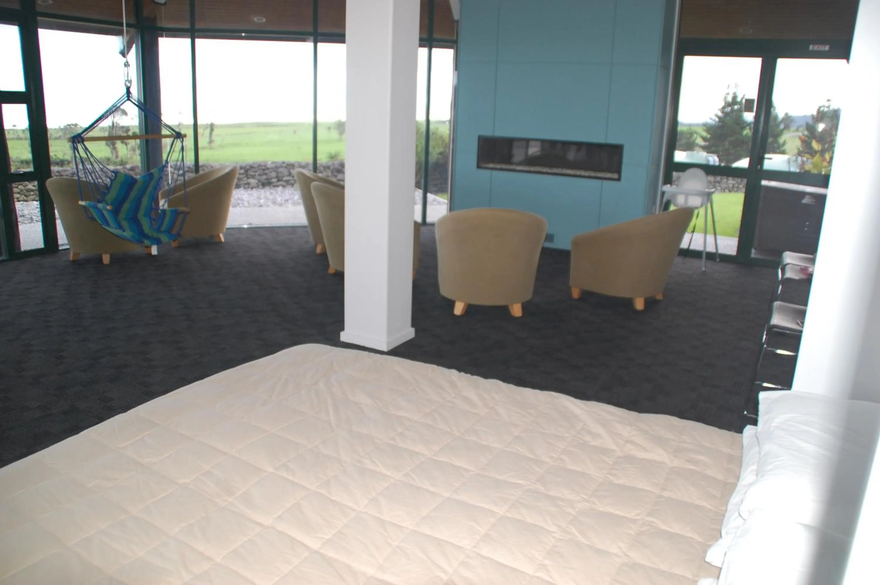 Photo of the whole room, Bed in Rataview