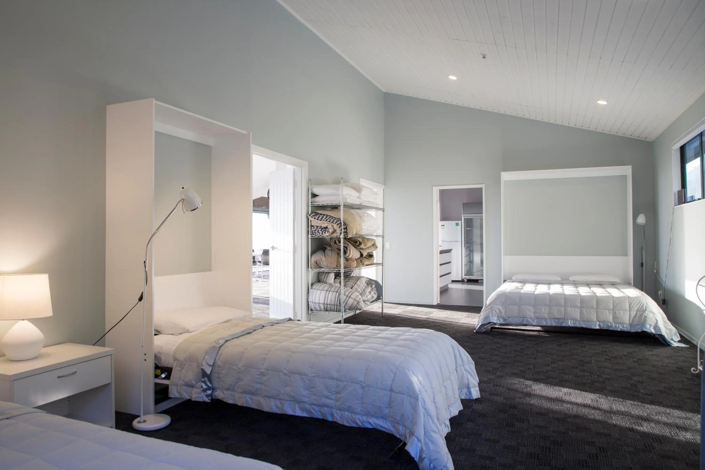 Photo of the whole room, Bed in Rataview