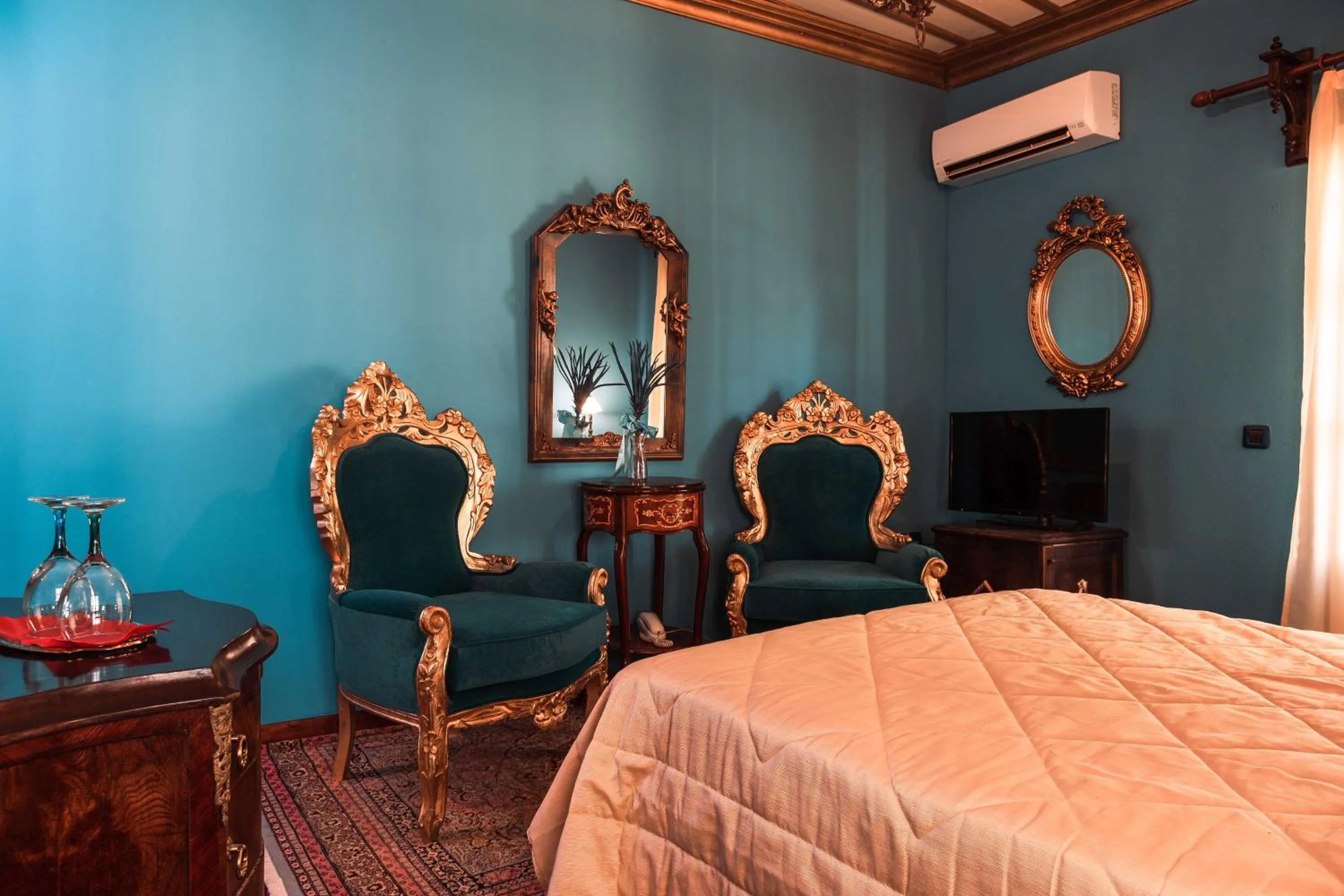 Living room, Bed in Ilion Hotel