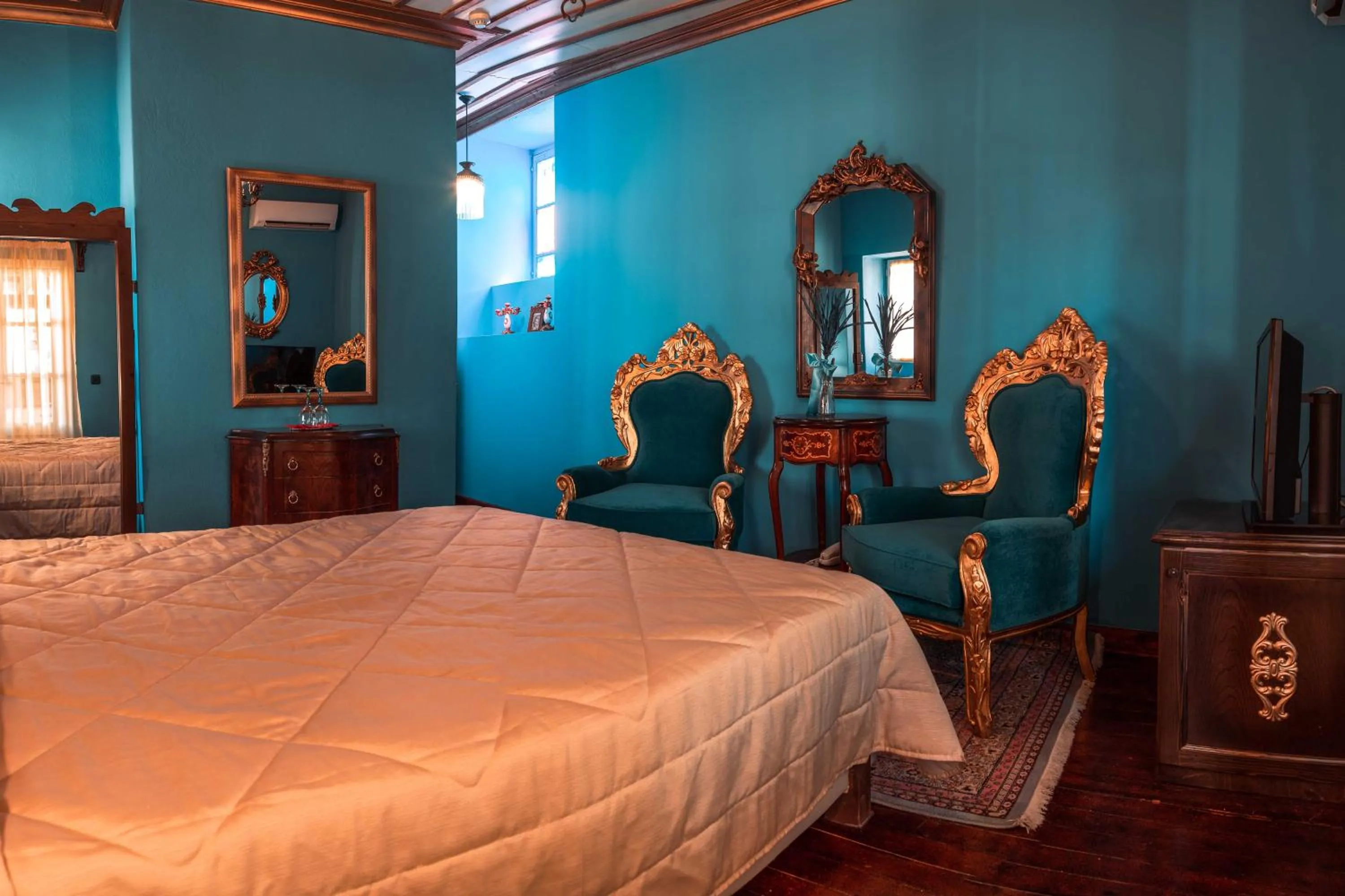 Living room, Bed in Ilion Hotel