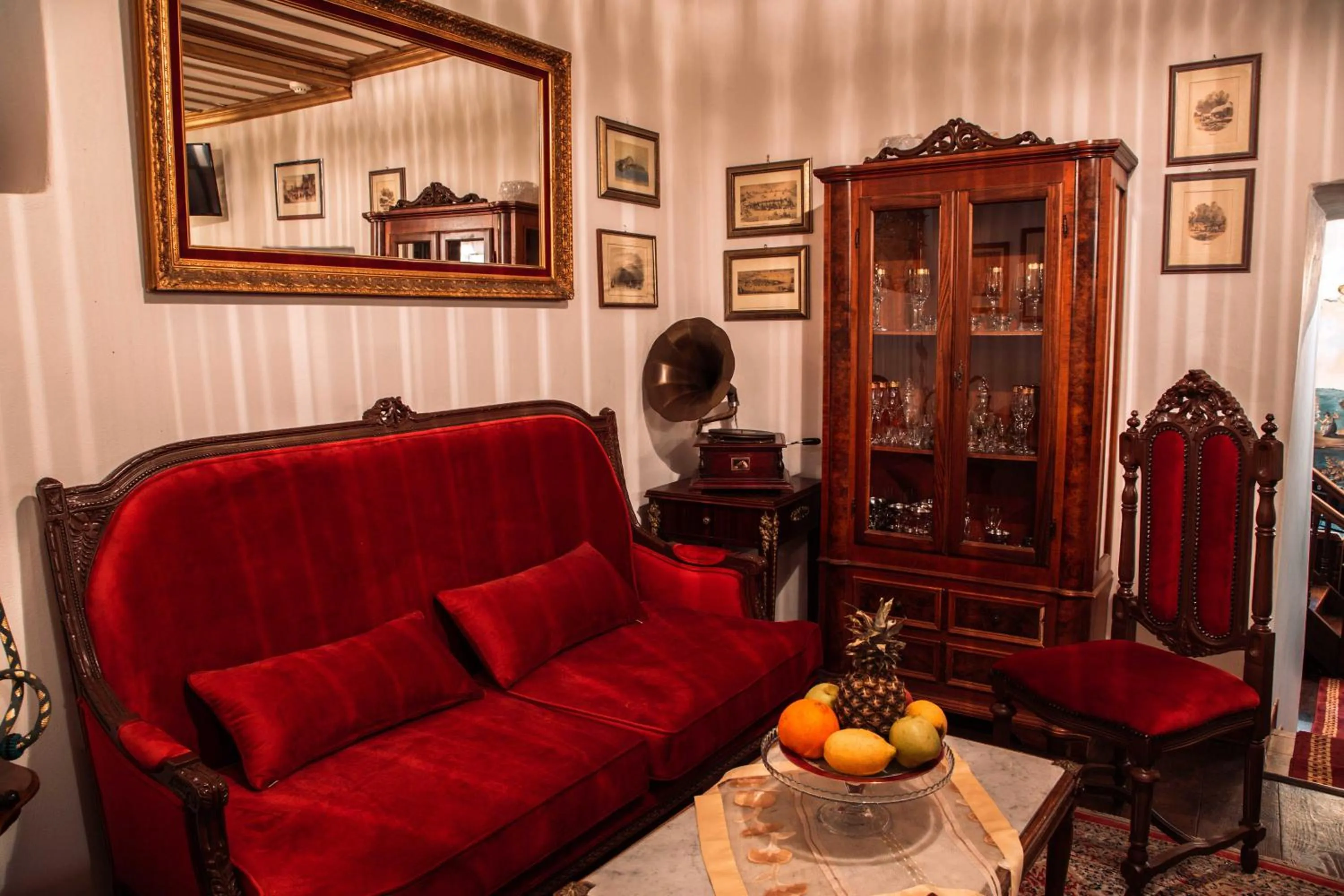 Living room in Ilion Hotel