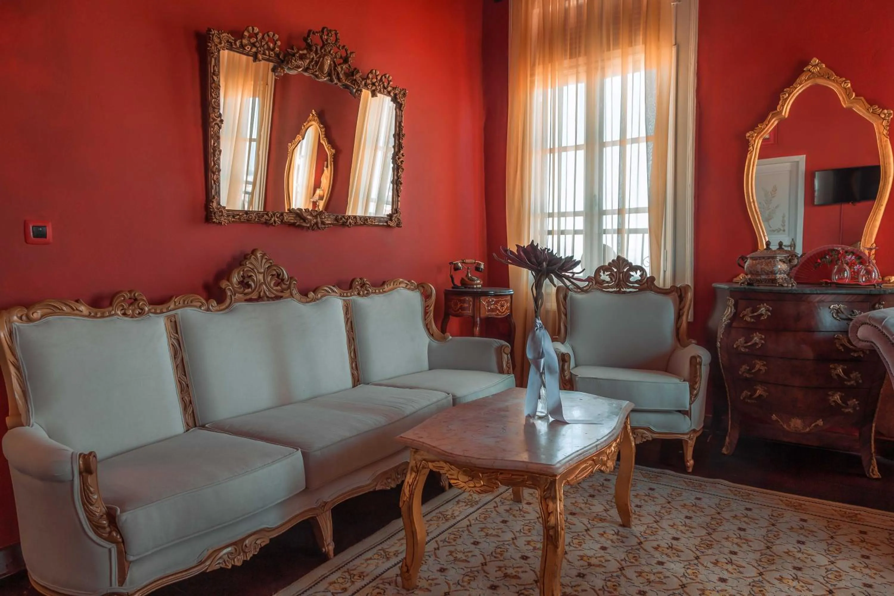 Living room in Ilion Hotel