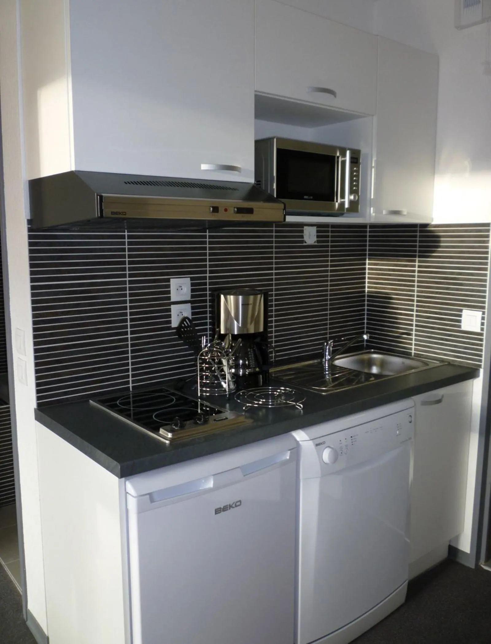 Kitchen or kitchenette in Lagrange Apart’Hotel Strasbourg Wilson