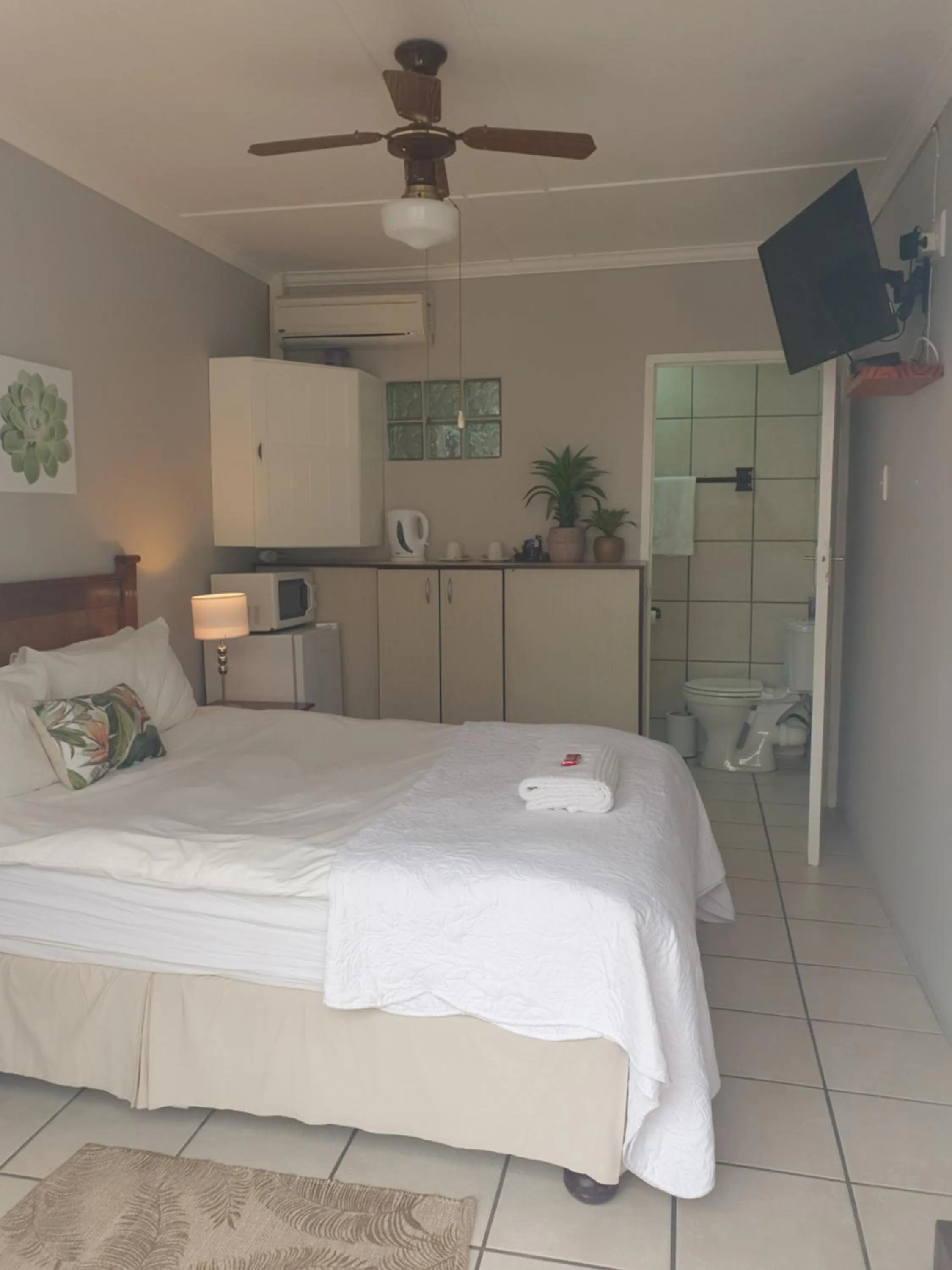 Bed in Nahoon Bed & Breakfast