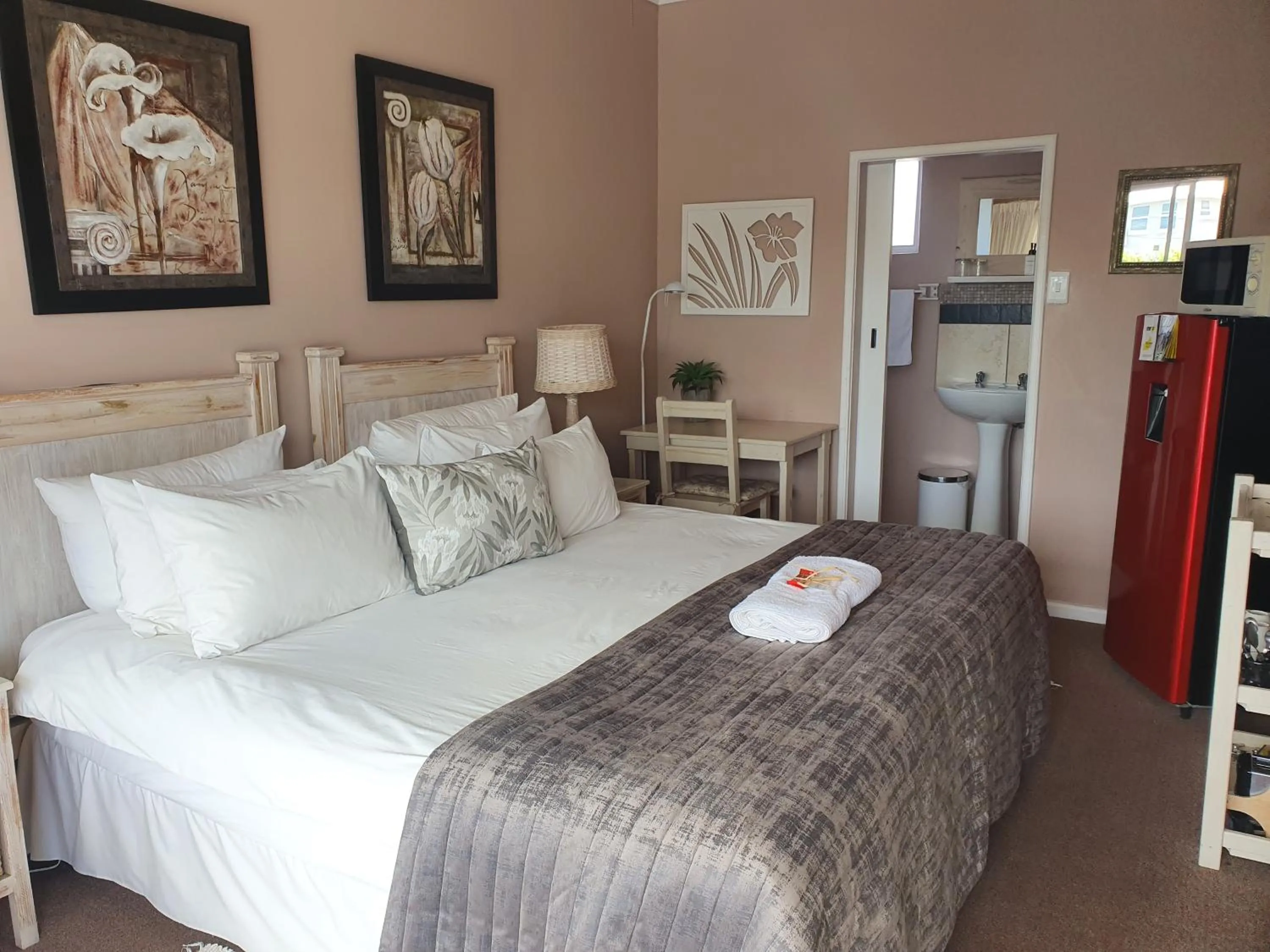 Shower, Bed in Nahoon Bed & Breakfast