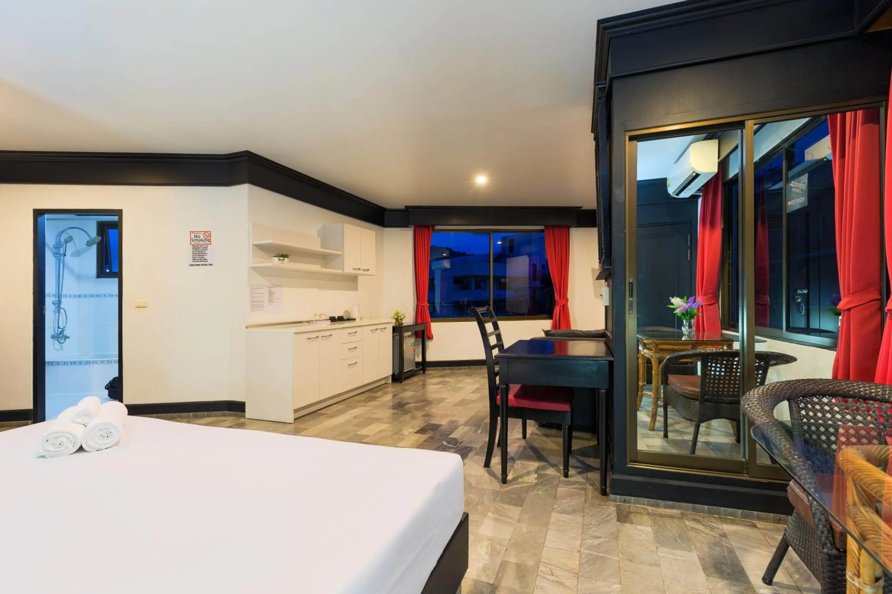 Bed in Patong Holiday Dream Hotel