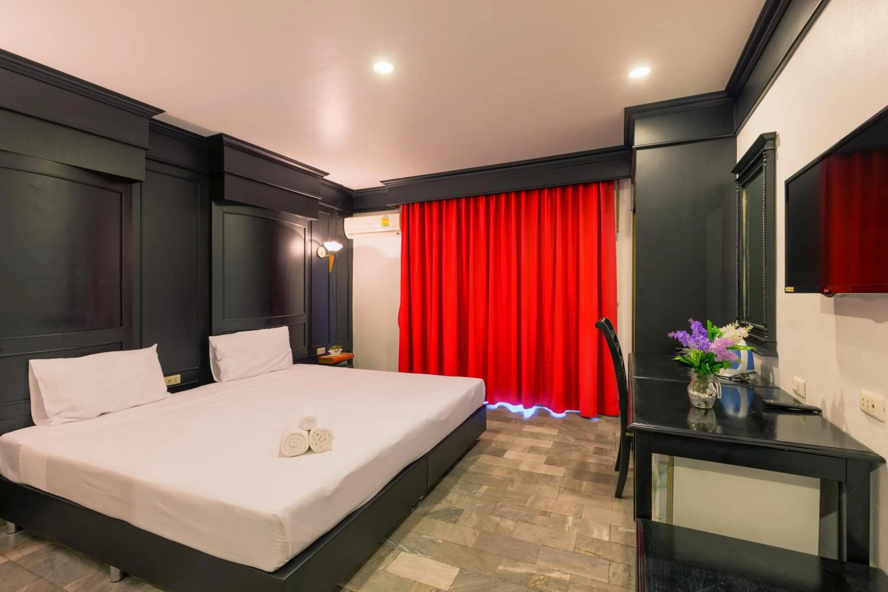 Bed in Patong Holiday Dream Hotel