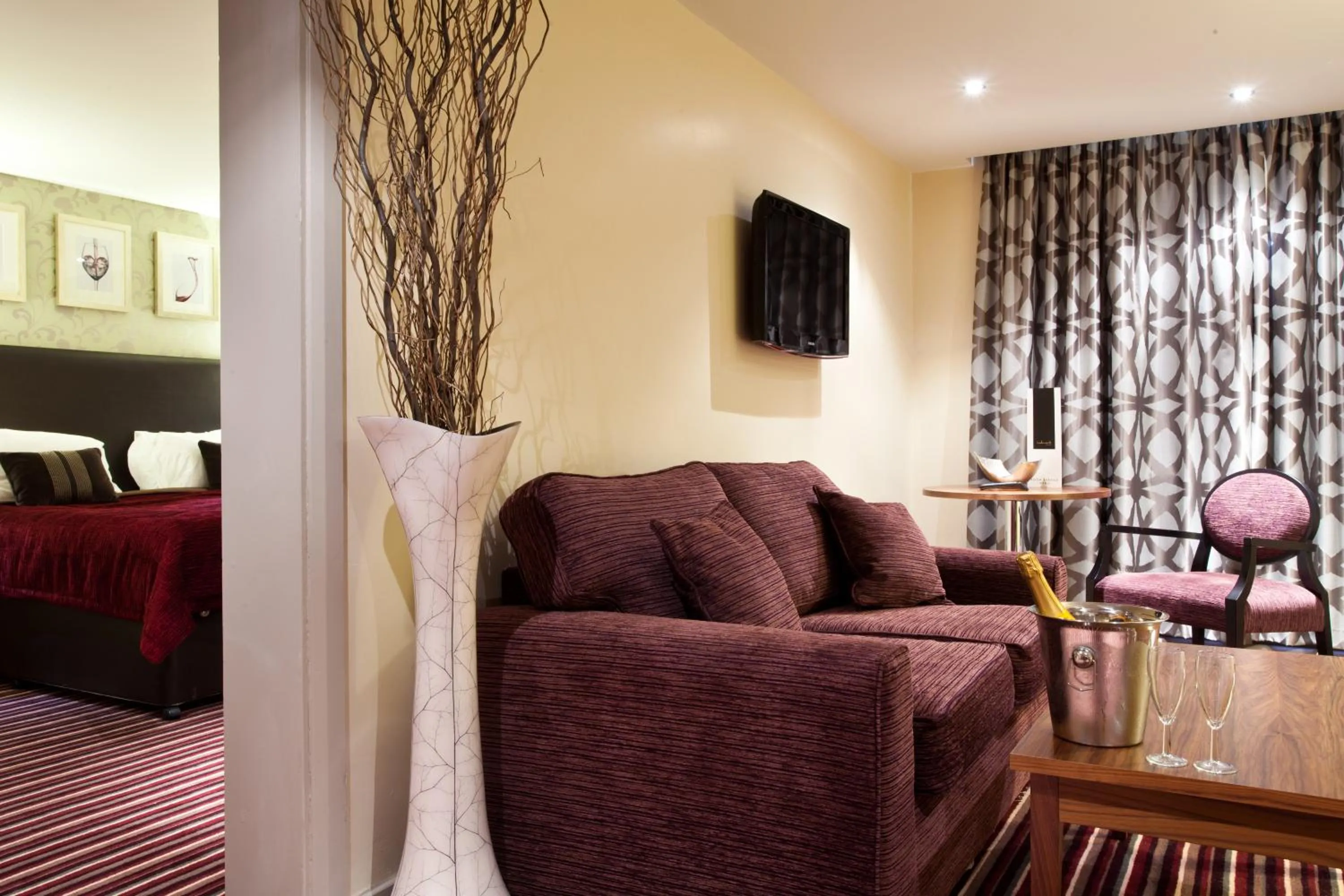 Seating area, Bed in Hull Humber View Hotel, BW Signature Collection