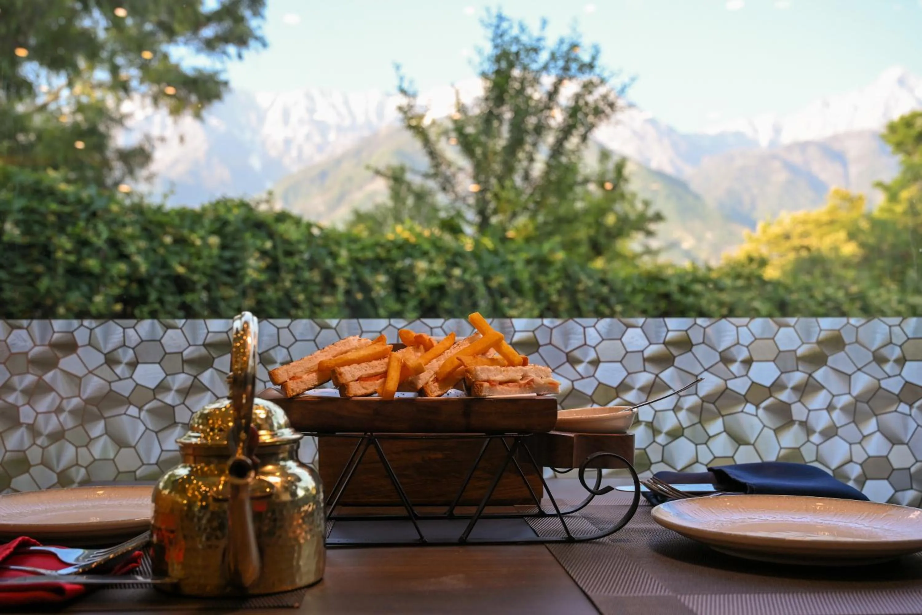 Restaurant/places to eat in White Ridge Hotel