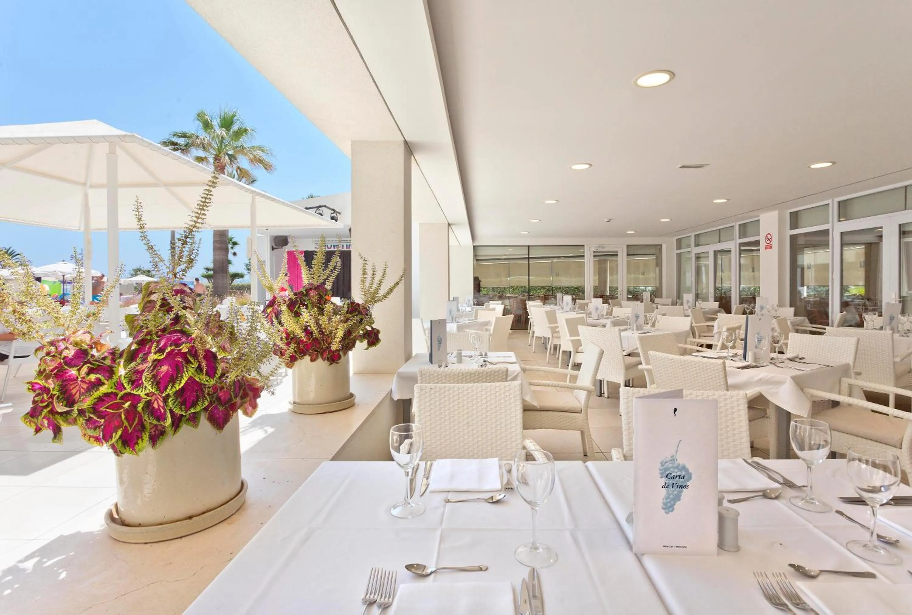 Restaurant/places to eat in Hipotels Mercedes Aparthotel