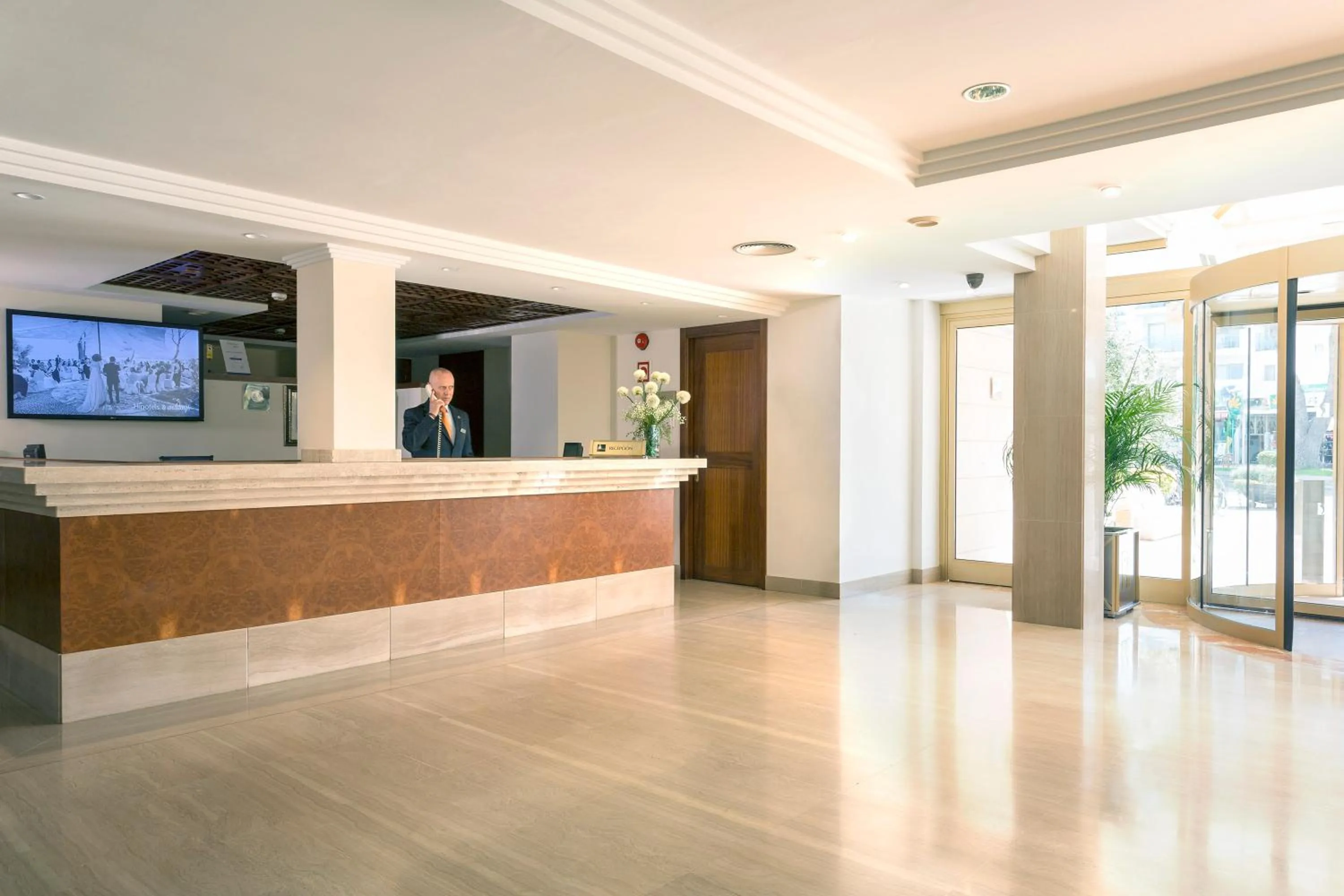 Staff in Hipotels Mercedes Aparthotel