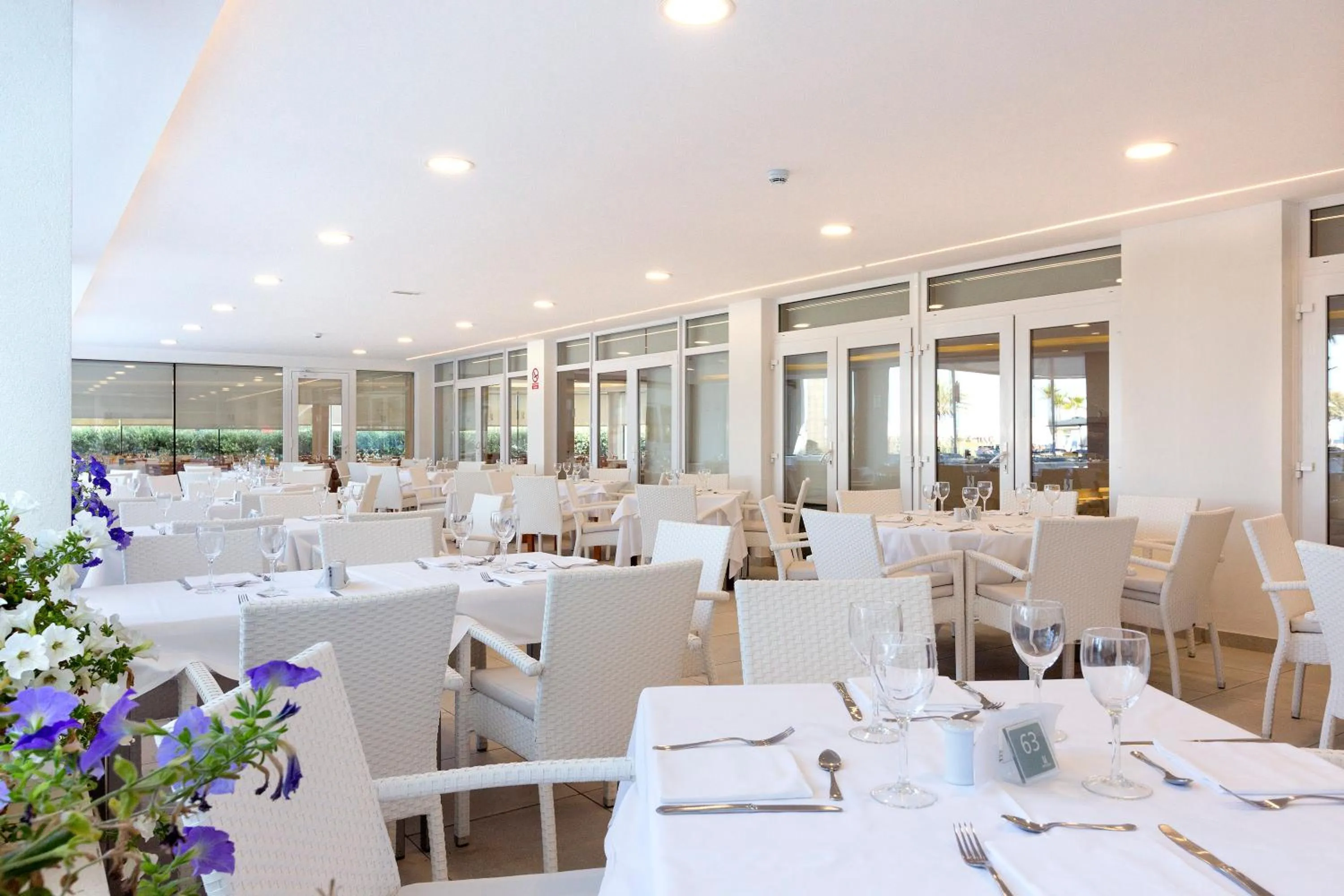 Restaurant/places to eat in Hipotels Mercedes Aparthotel