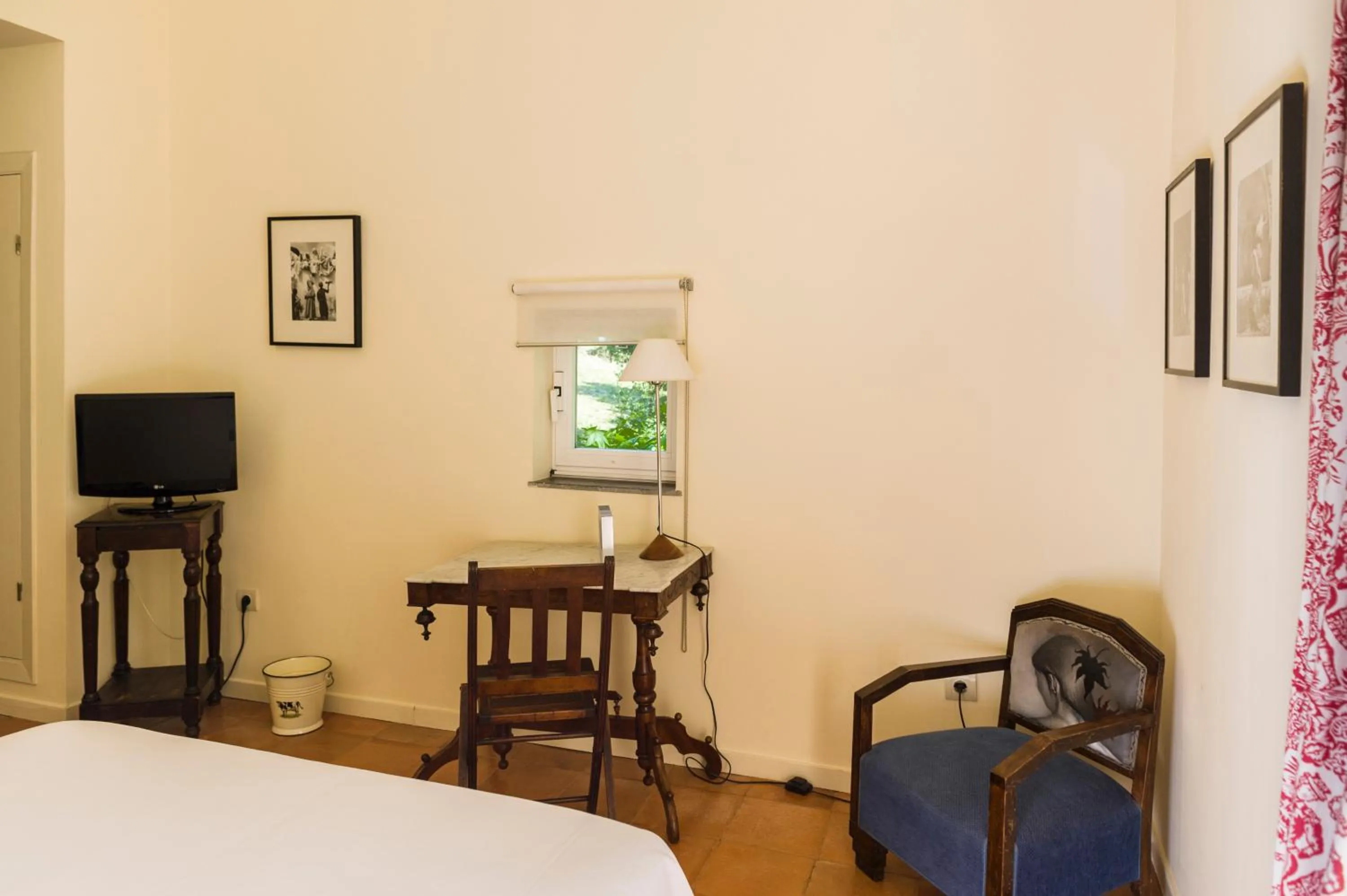 Seating area, Bed in La Posada