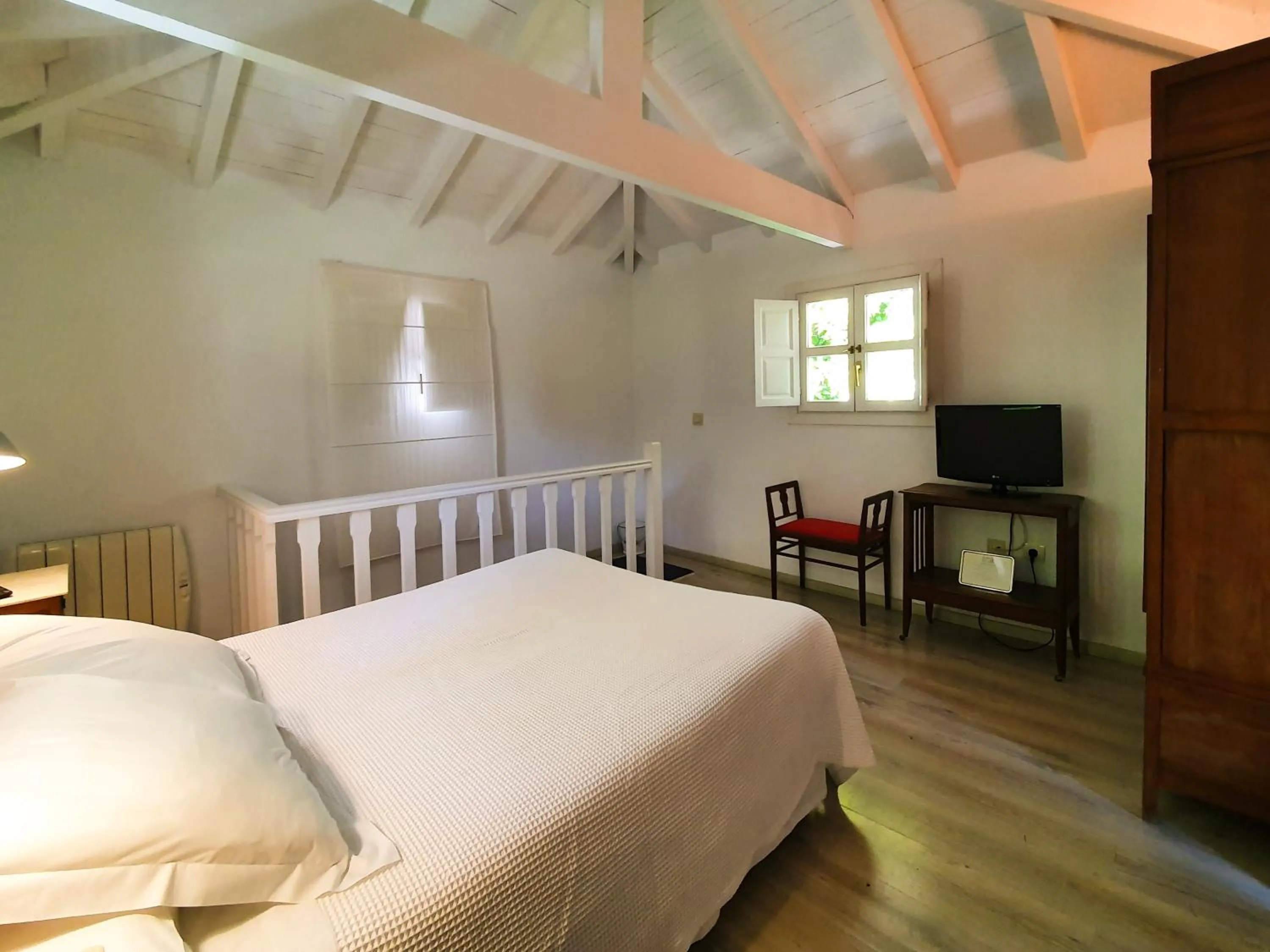 Photo of the whole room, Bed in La Posada