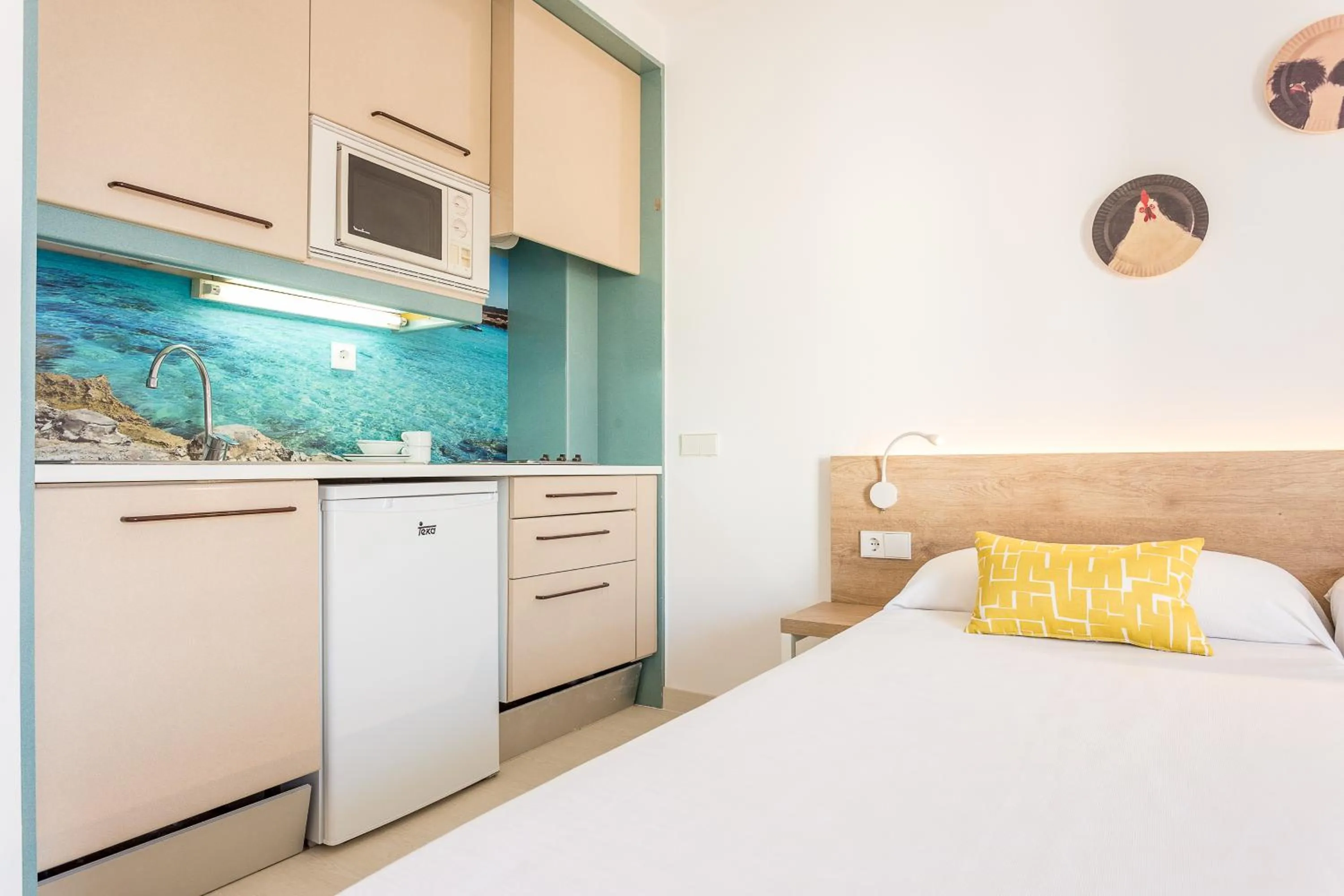Kitchen or kitchenette, Bed in Apartamentos Ferrer Lime Tamarindos