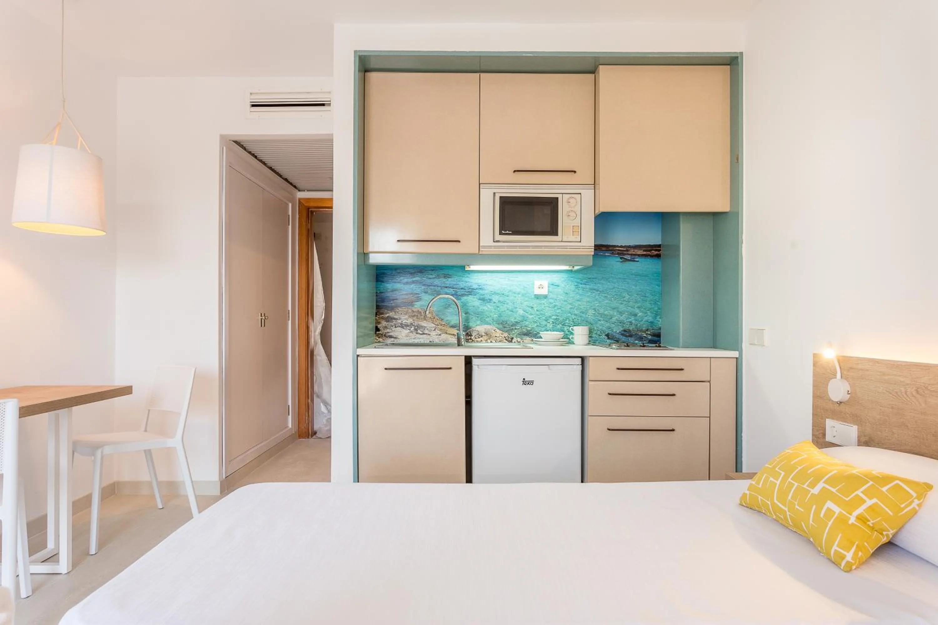 Kitchen or kitchenette, Bed in Apartamentos Ferrer Lime Tamarindos