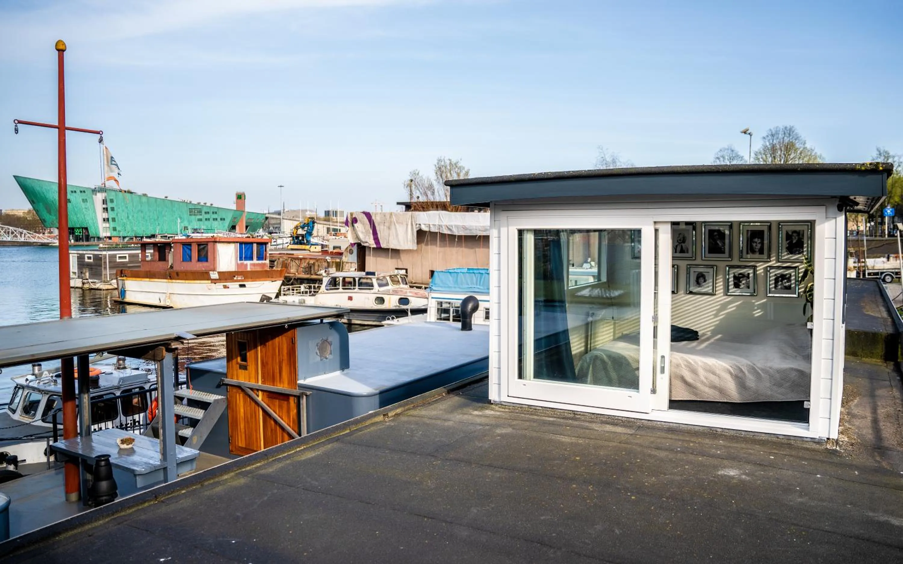 Property building in Houseboat-Amsterdam