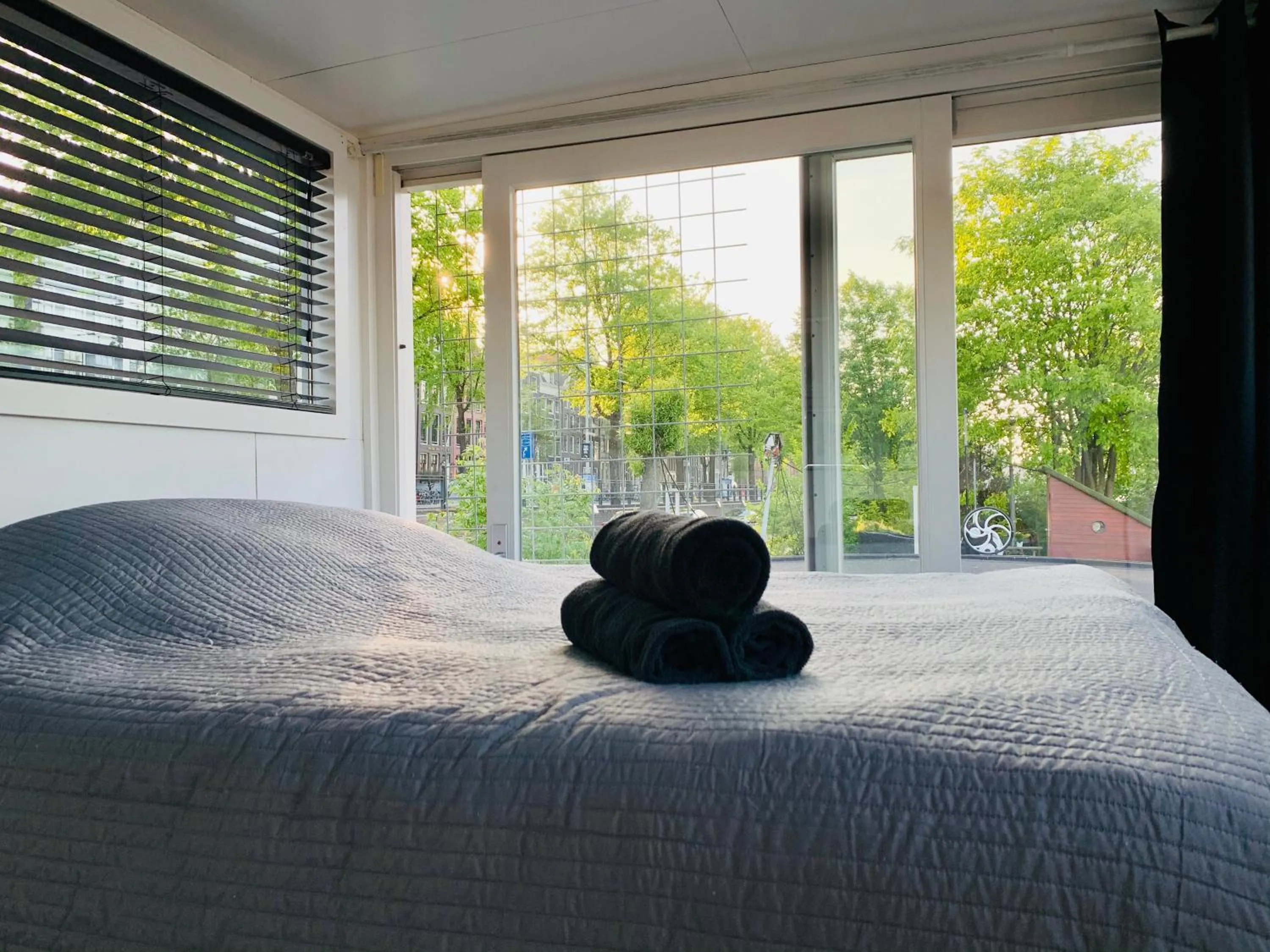 Garden view, Bed in Houseboat-Amsterdam
