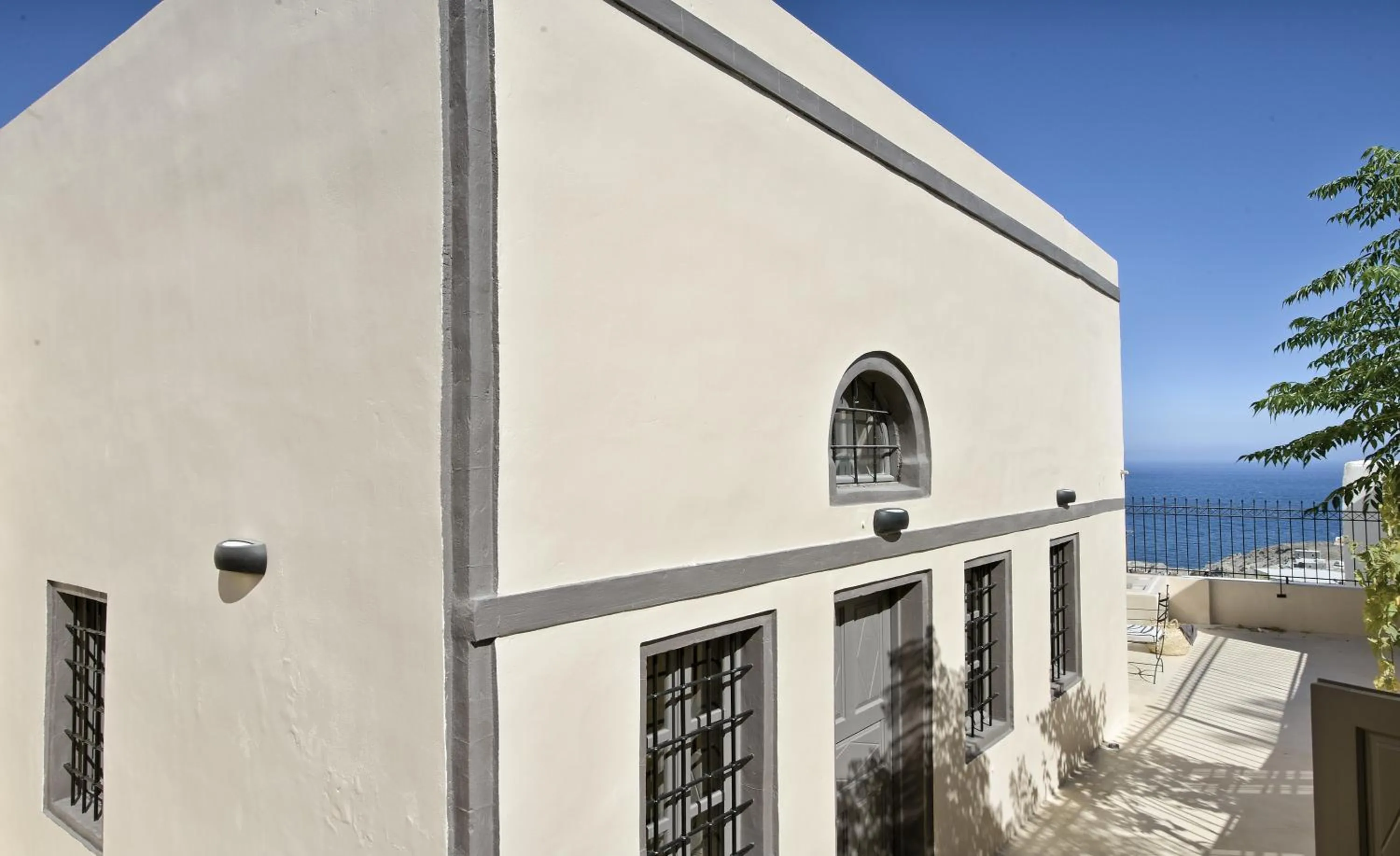 Facade/entrance in OIA UNIQUE HOMES by K&K