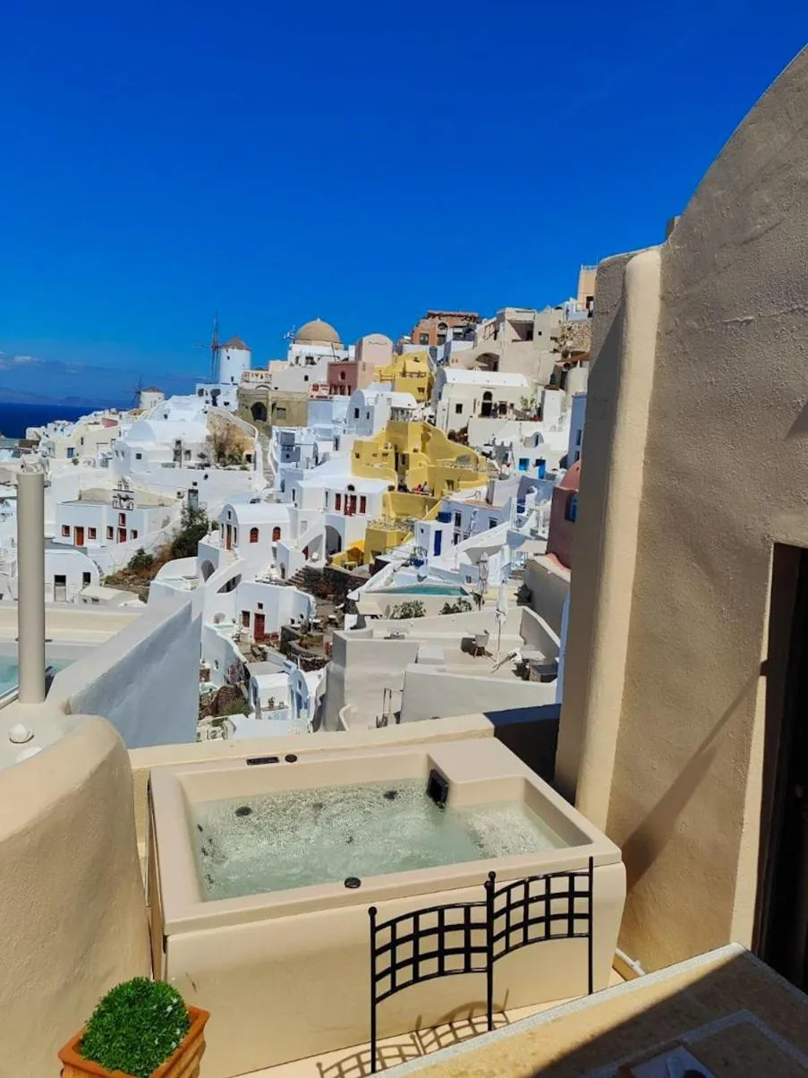 Hot Tub in OIA UNIQUE HOMES by K&K