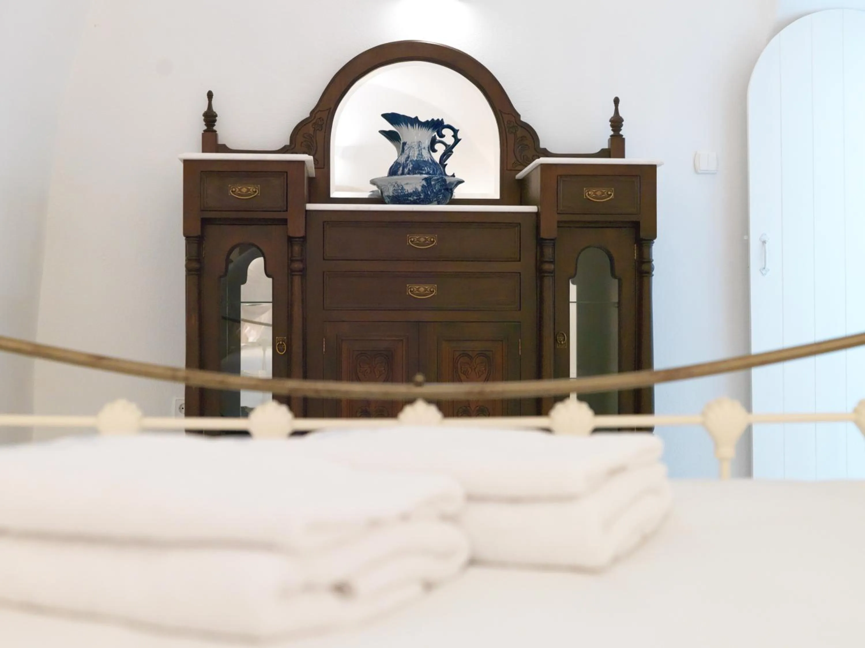 Bedroom, Bed in OIA UNIQUE HOMES by K&K