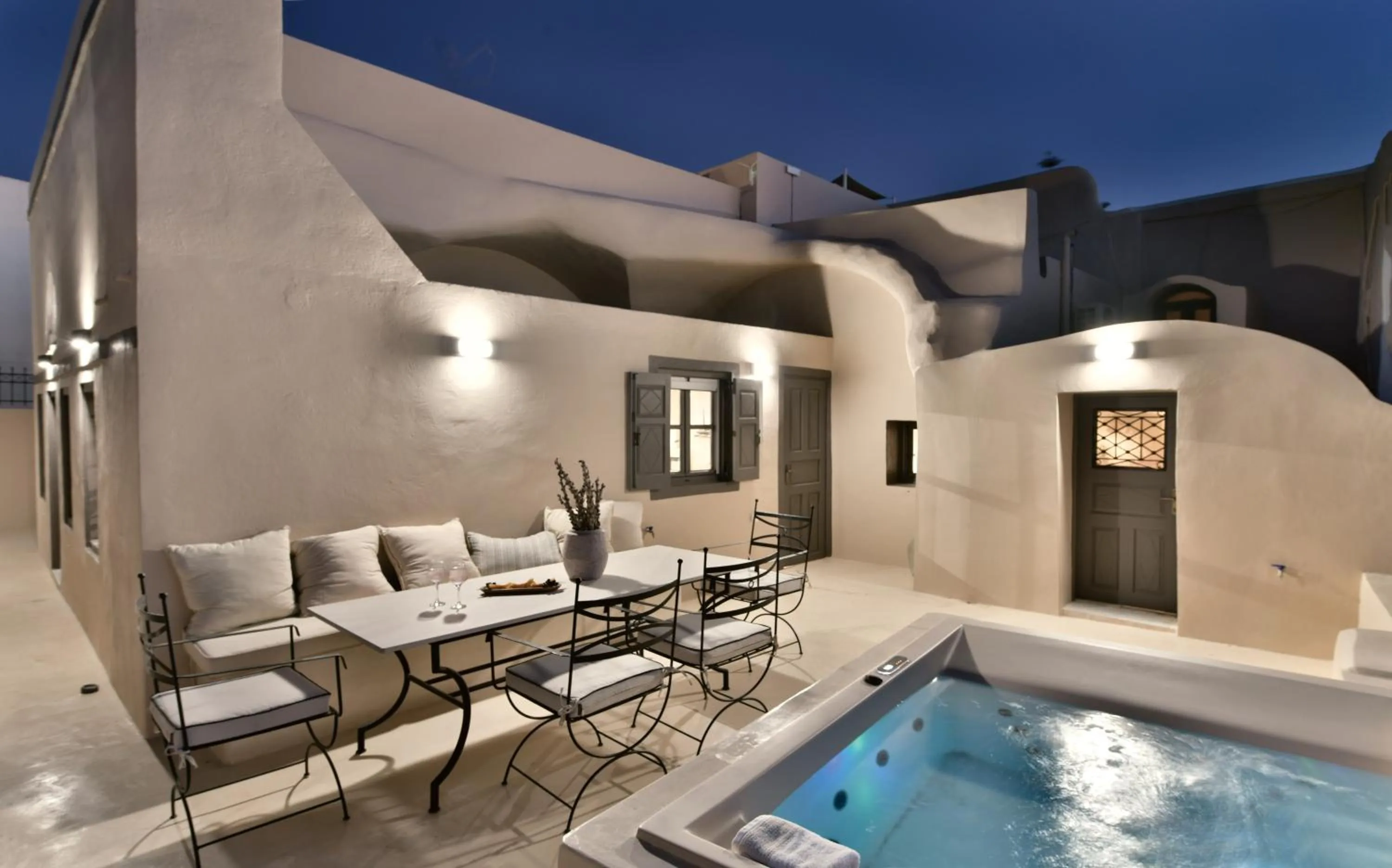 Hot Tub in OIA UNIQUE HOMES by K&K