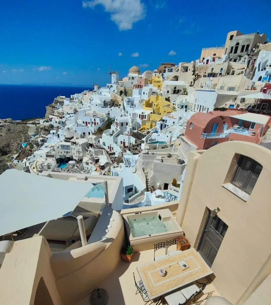 Hot Tub in OIA UNIQUE HOMES by K&K