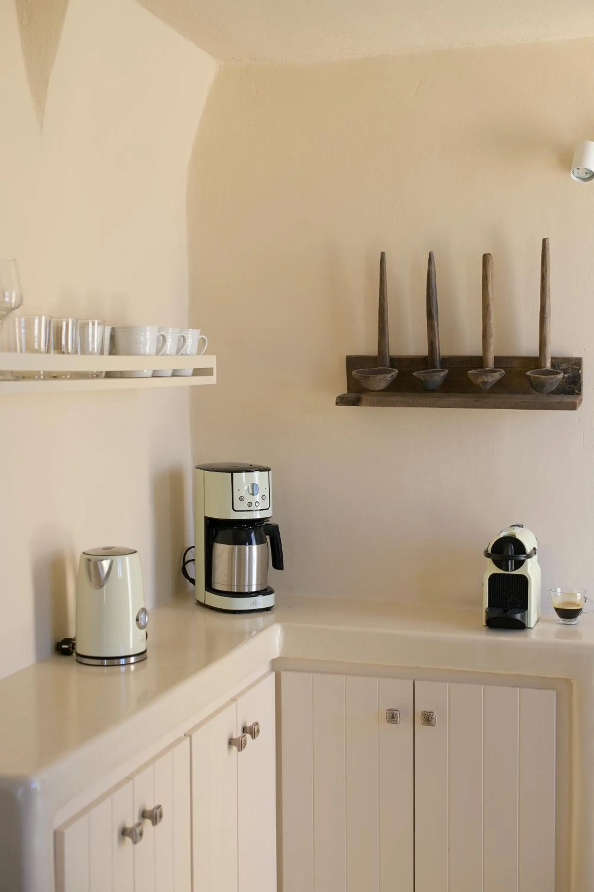 kitchen in OIA UNIQUE HOMES by K&K