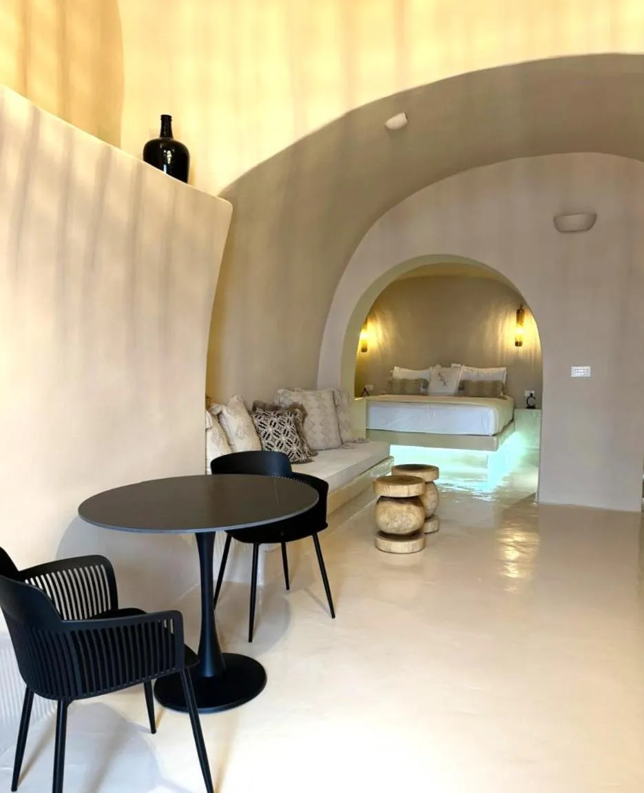 Seating area in OIA UNIQUE HOMES by K&K