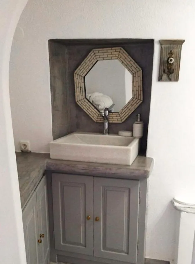 Bathroom in OIA UNIQUE HOMES by K&K