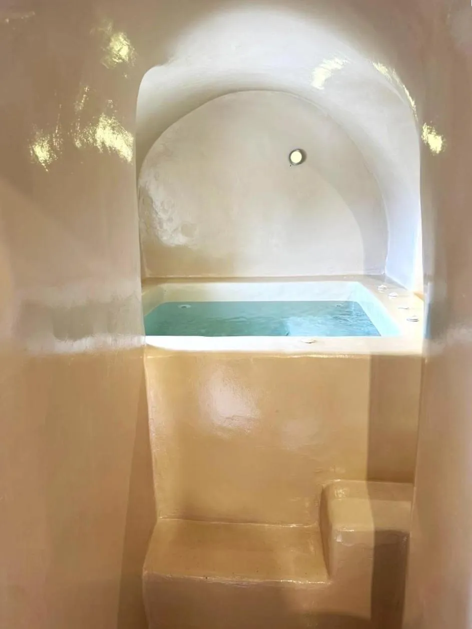 Hot Tub in OIA UNIQUE HOMES by K&K