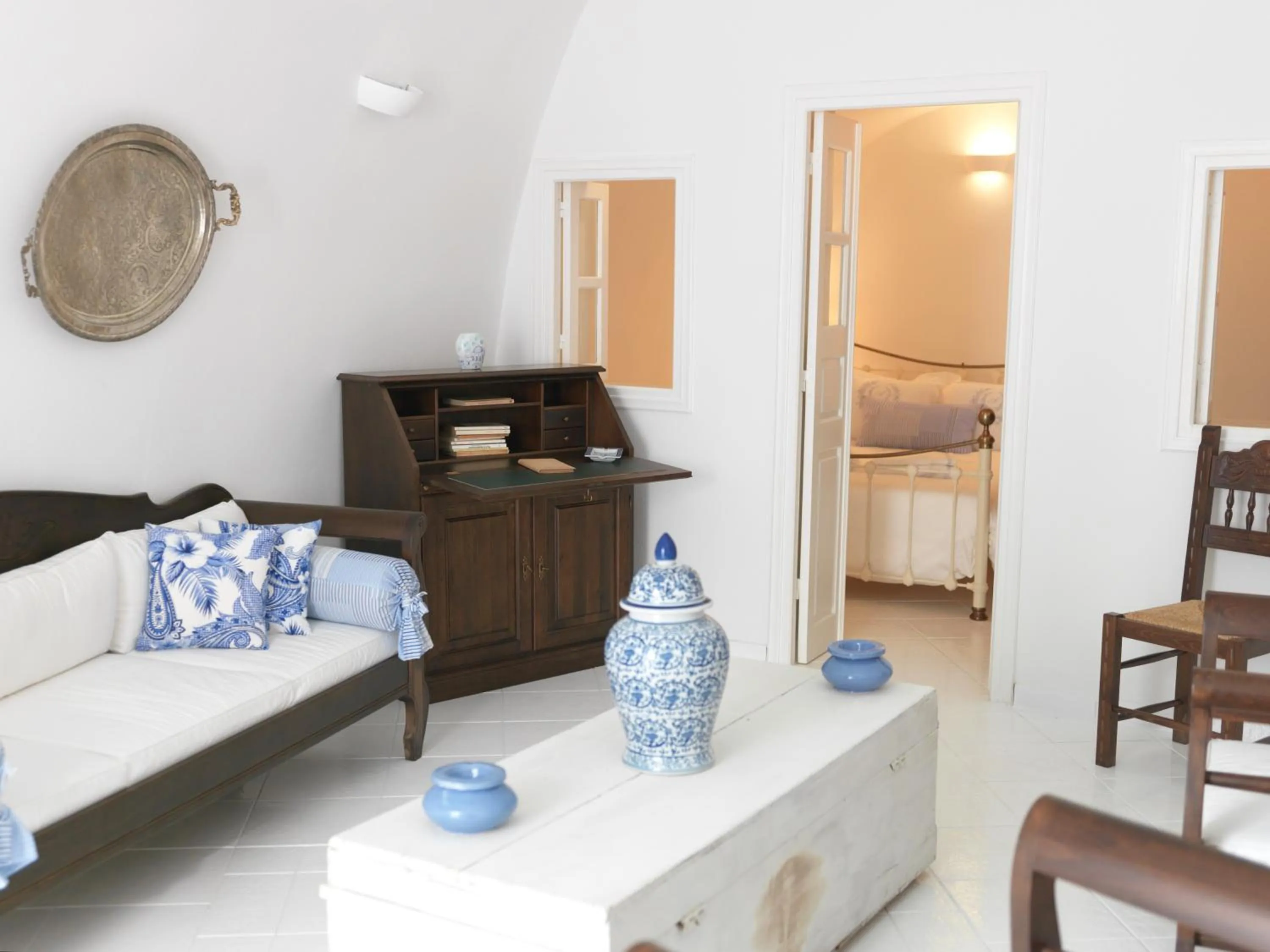 Living room, Bed in OIA UNIQUE HOMES by K&K